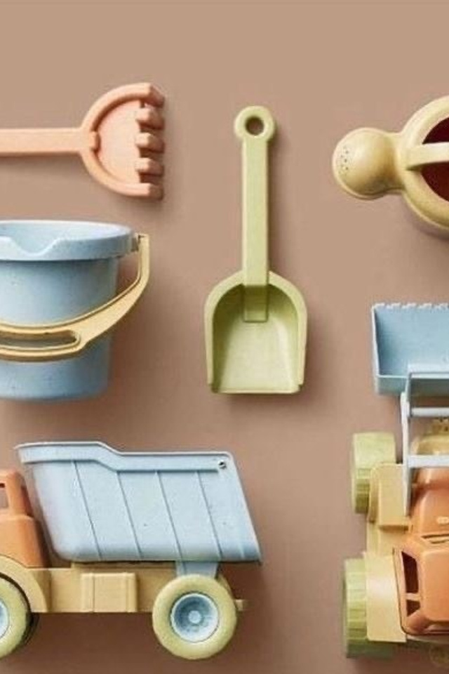 Детские игрушки с яркими цветами и забавными формами.