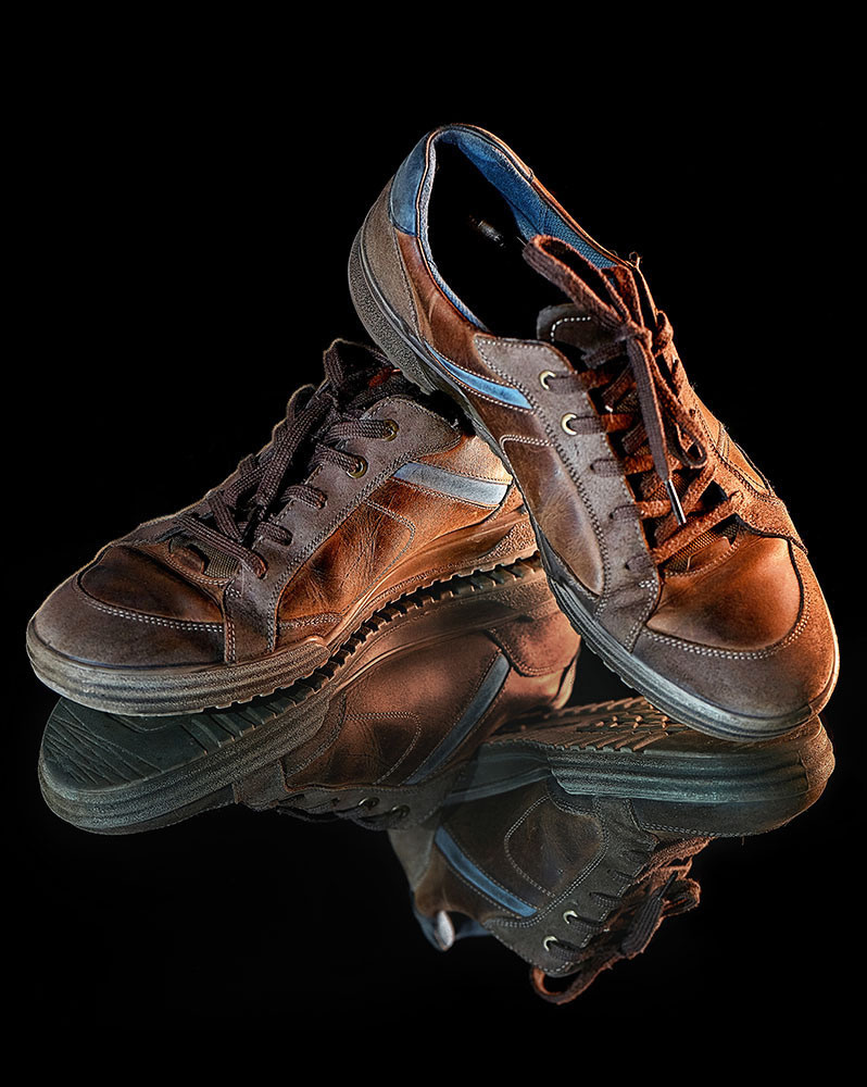 Кроссовки из натуральной кожи на чёрном фоне с отражением - студийная фотосъемка