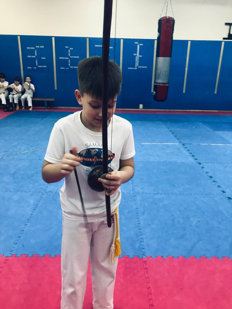 игра на бразильских инструментах саубенту, бенгела