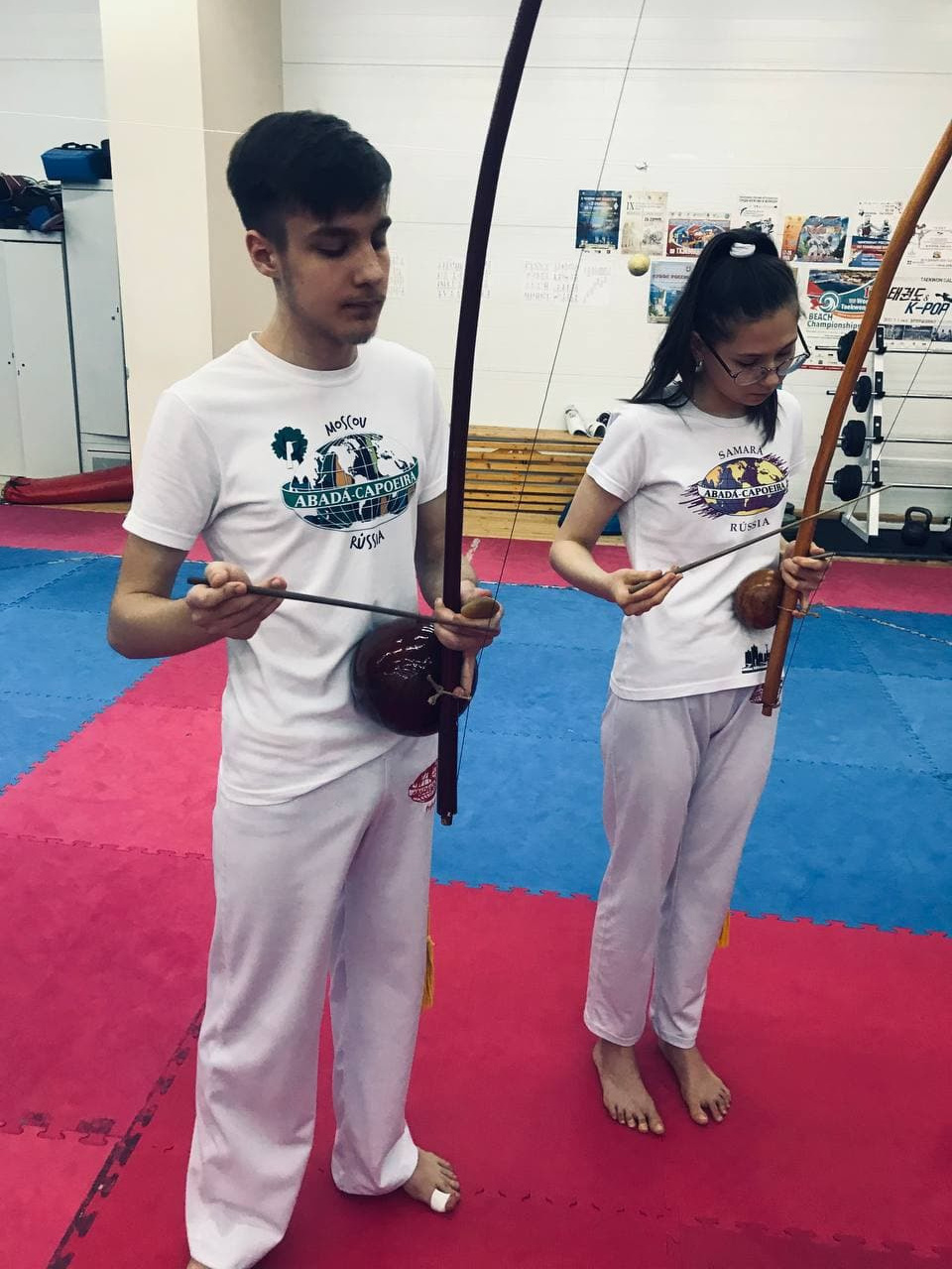 игра на бразильских инструментах саубенту, бенгела