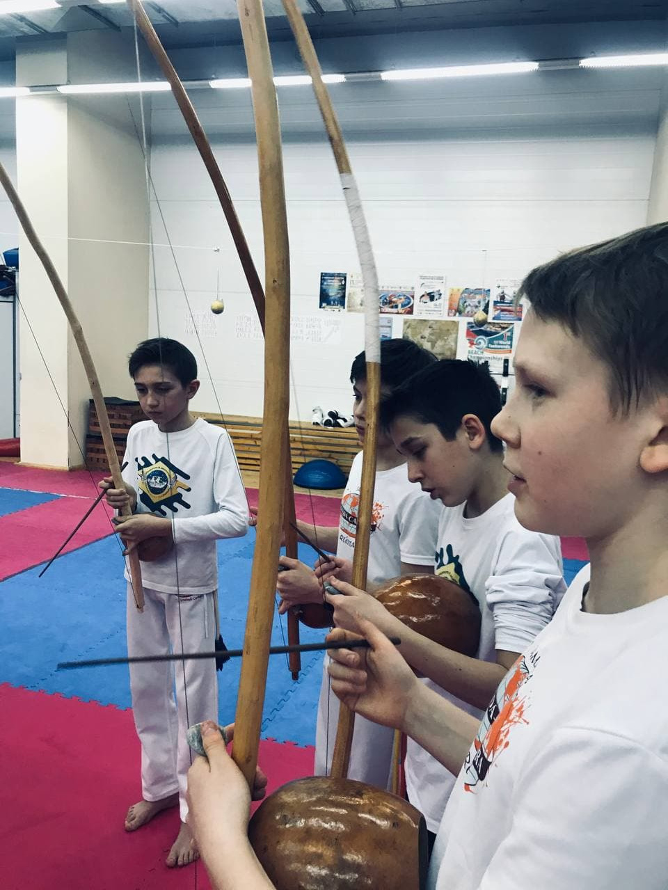 игра на бразильских инструментах саубенту, бенгела