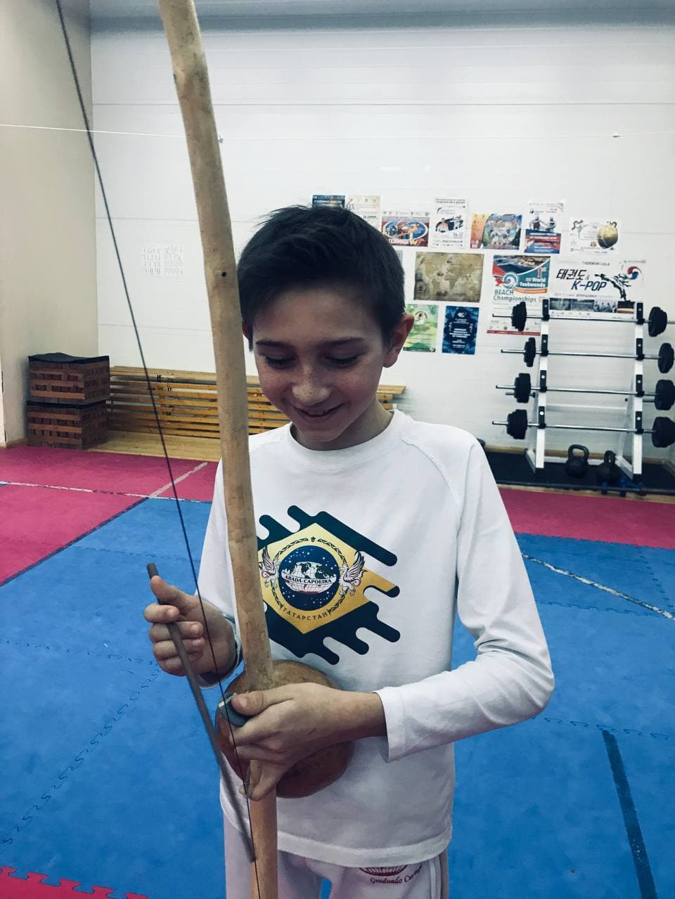 игра на бразильских инструментах саубенту, бенгела