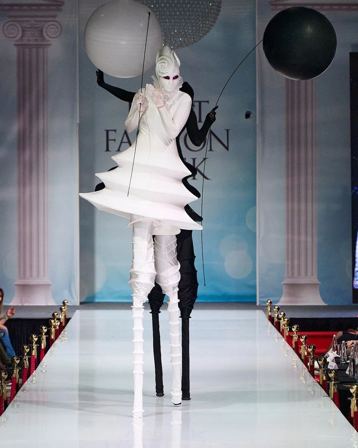 Персонаж белая Луна. Мимы и Ходулисты на встречу гостей. Москва