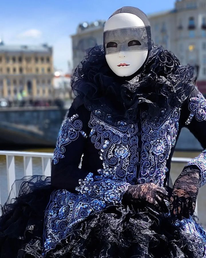 Мим встречает гостей и она говорит, что заказать мима на свадьбу может каждый.