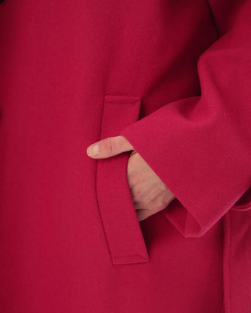 Деталь пальто для ИИ-генерации — крупный план кармана и фактуры ярко-розовой ткани