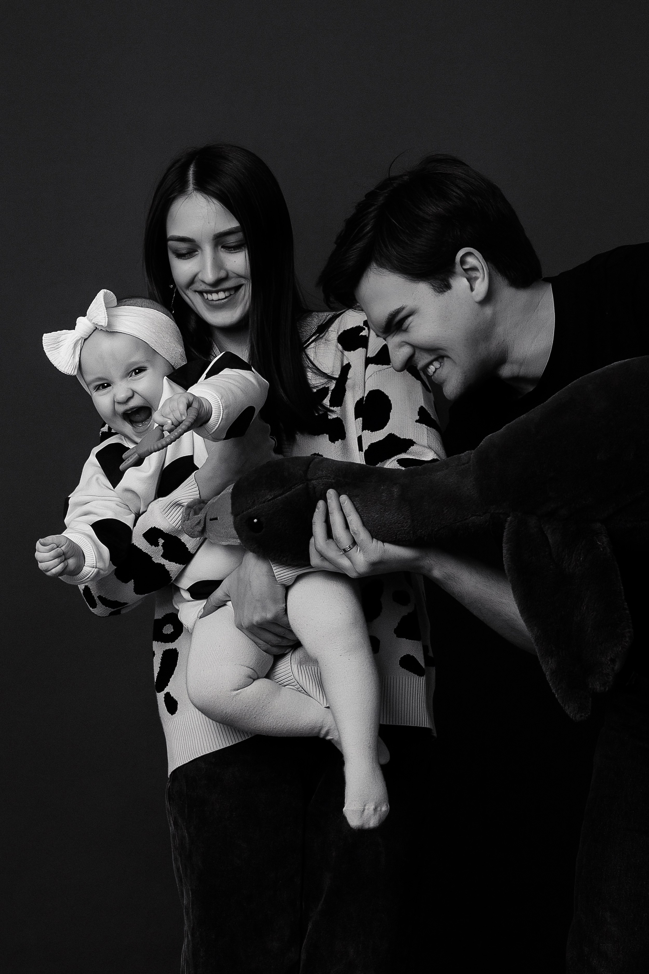 Автопортретная фотостудия Fotomaris в&nbsp;Самаре&nbsp;| Радостная черно-белая фотография молодой семьи с маленькой дочкой, сделанная в автопортретной студии Fotomaris в Самаре. 