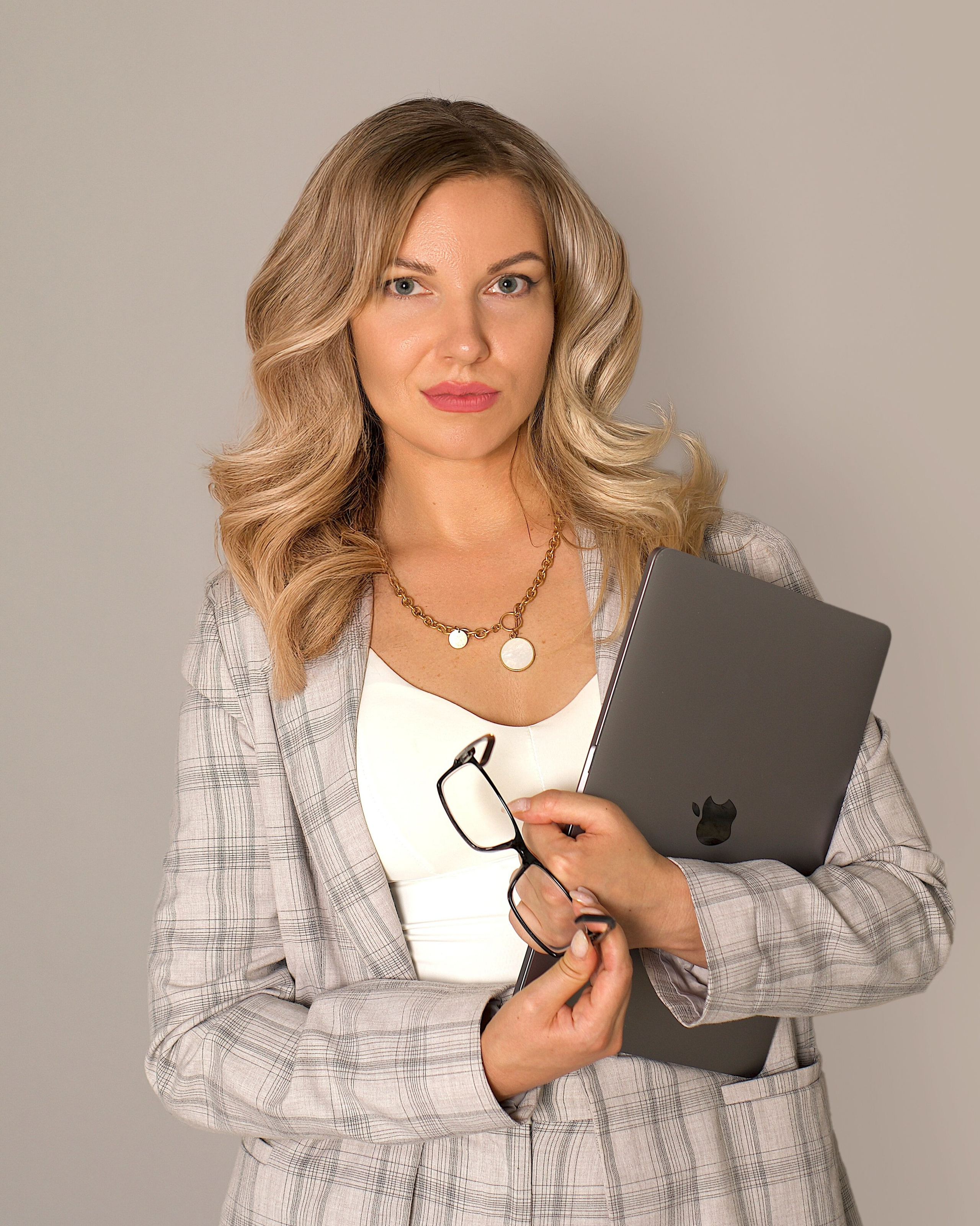 Привет, меня зовут Vikki фотограф с опытом более 7 лет