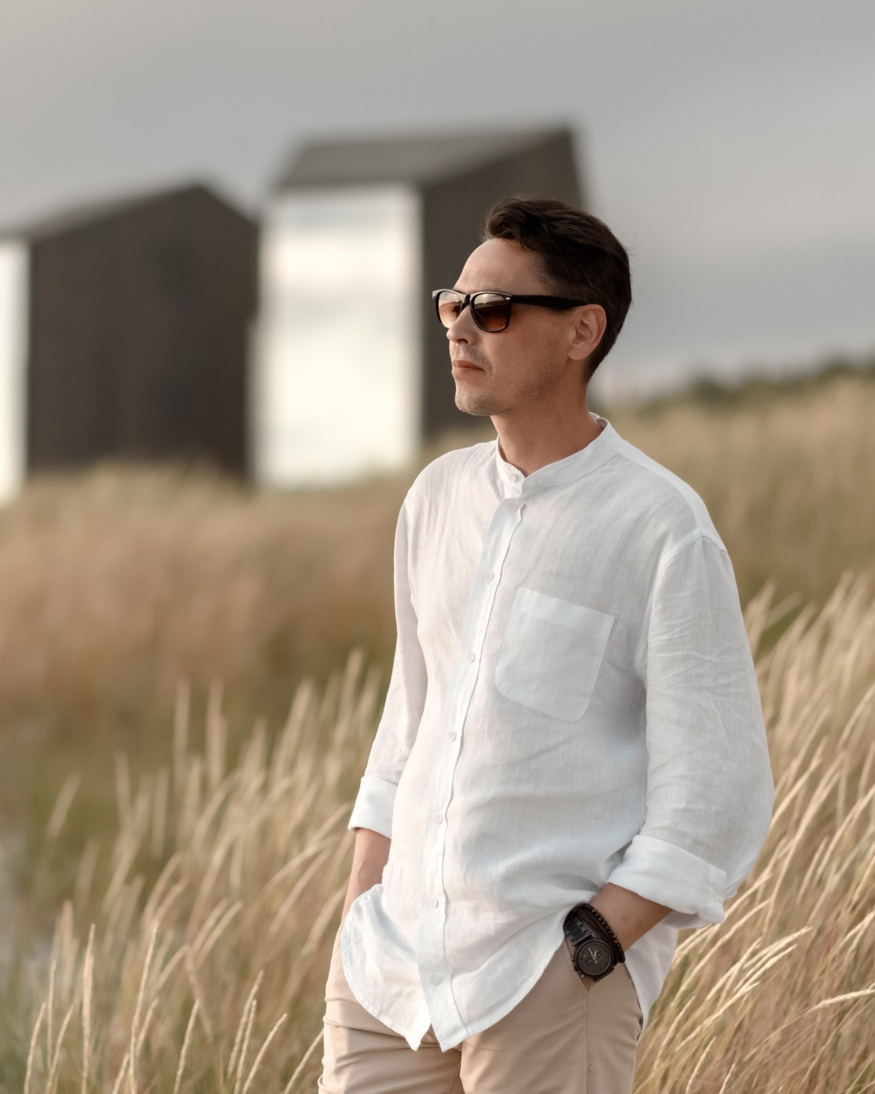 фотограф в ненастный день смотрит в даль вдохновляясь пейзажами