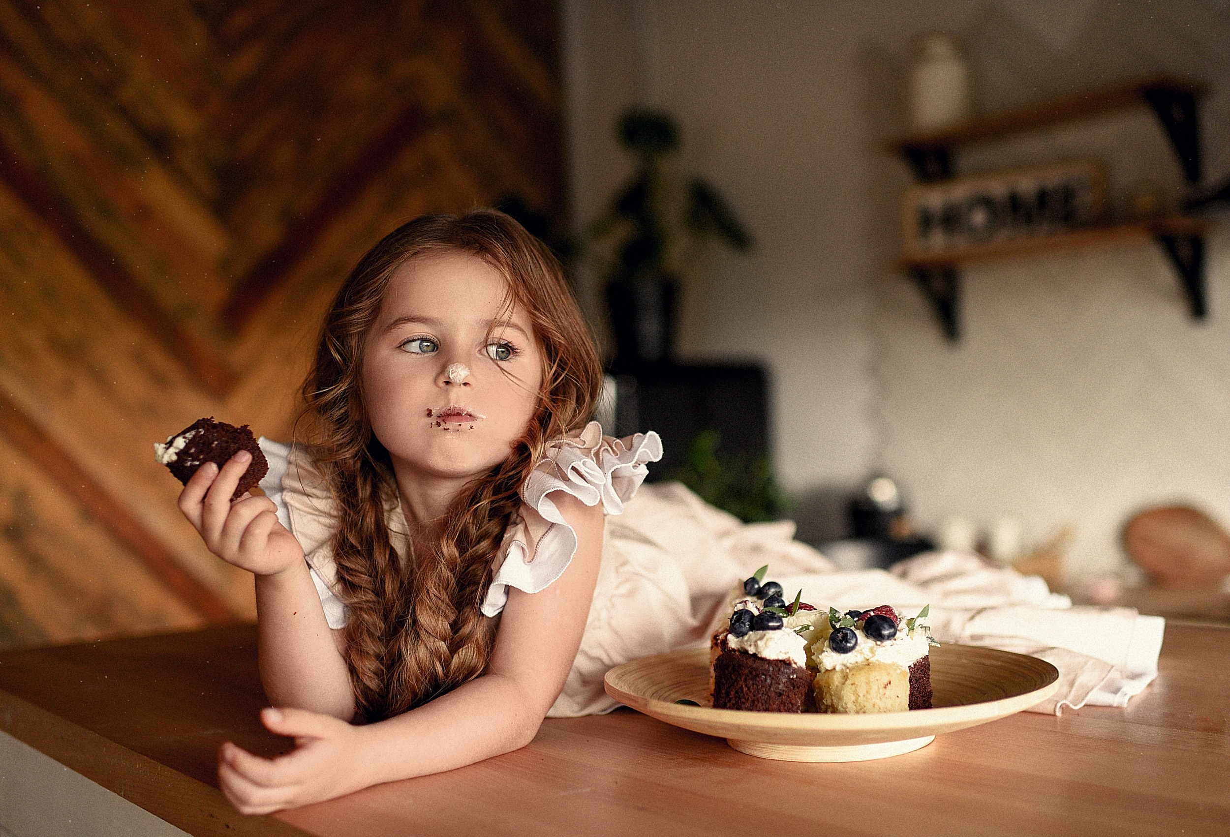 Детская фотосессия - мама и дочь пекут на кухне