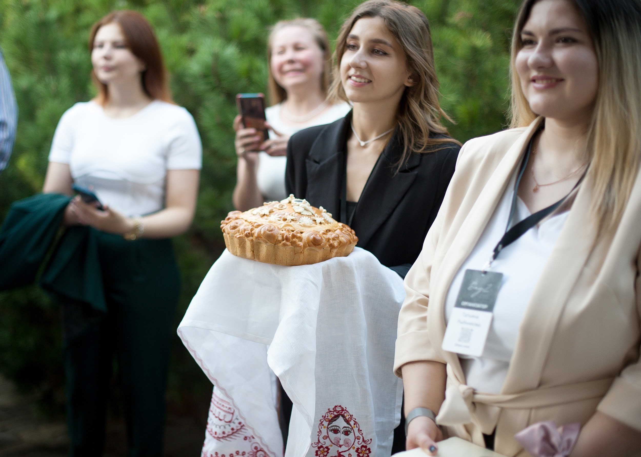 Каравай на свадьбе. Студия событий ДЕЙЗИ. Организация мероприятий. Свадебное агентство в Ростове-на-Дону. Свадебный организатор. Организация свадьбы под ключ