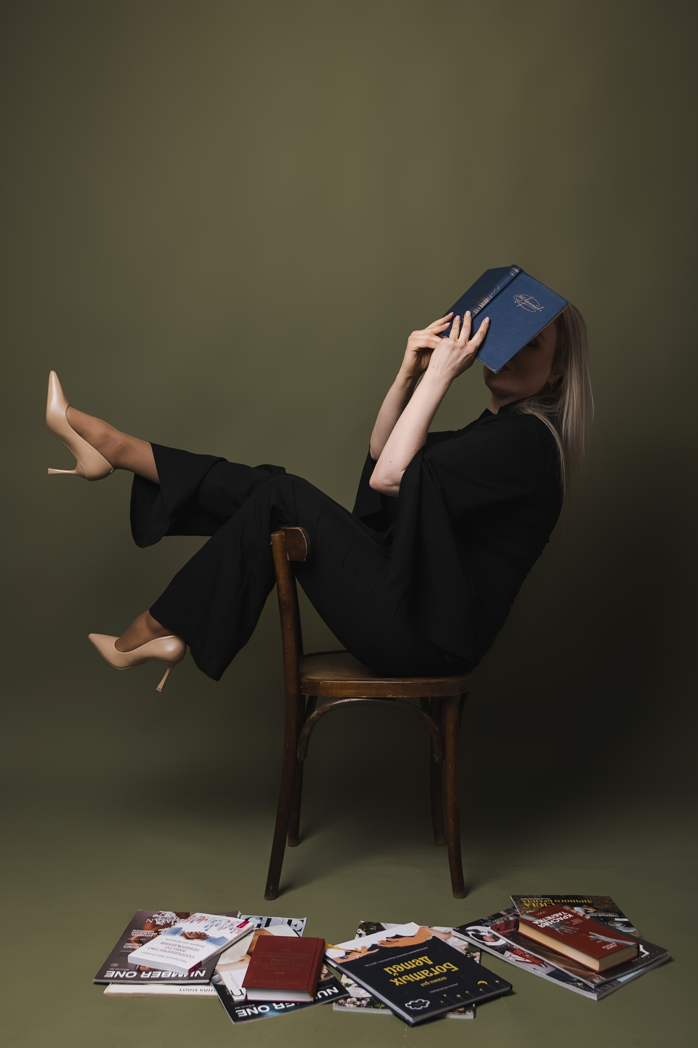 Портрет молодой женщины косметолога с кисточками в руках.