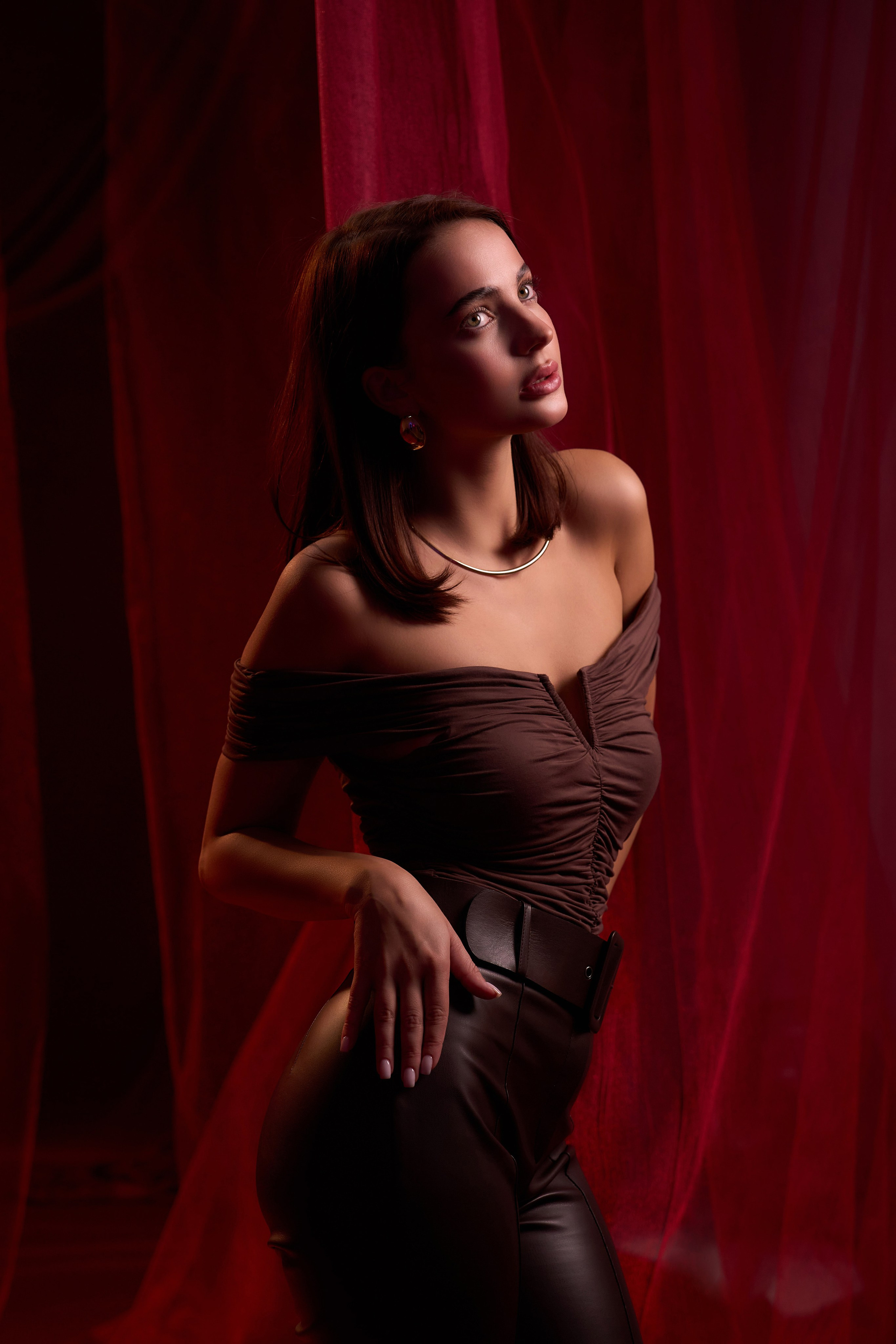 Студийная фотосъёмка на красном фоне. Фотограф в Москве Анастасия Баева