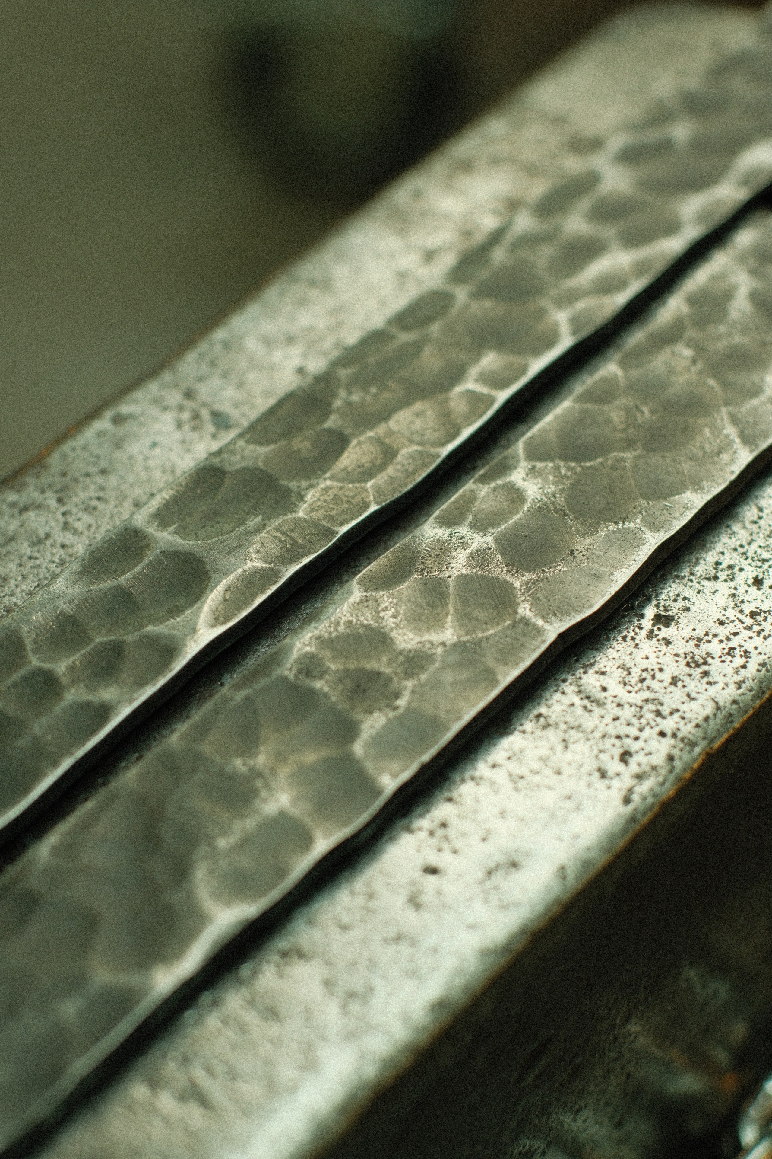 Искусство текстуры: Создание фактур на металле при ковке. Металл и Пламя — студия дизайна