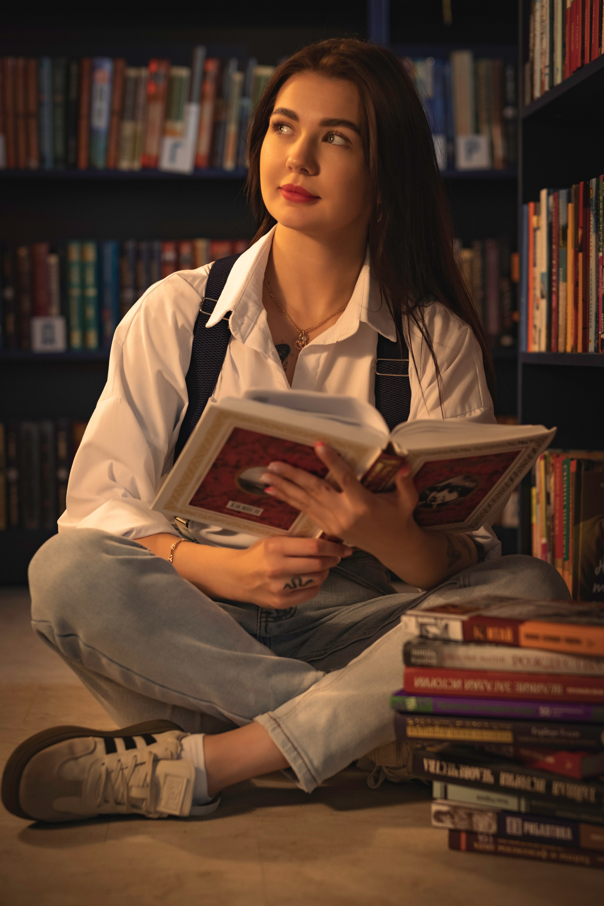 фотосессия девушки в библиотеке