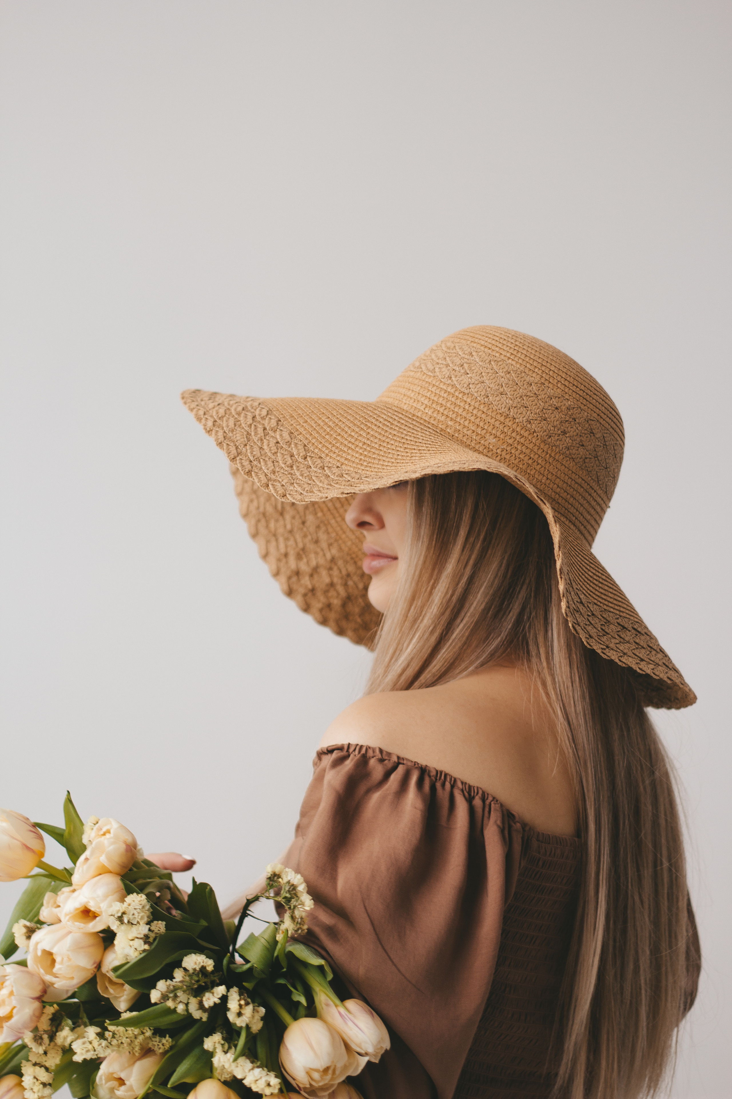 Портрет девушки в шляпе и с цветами 