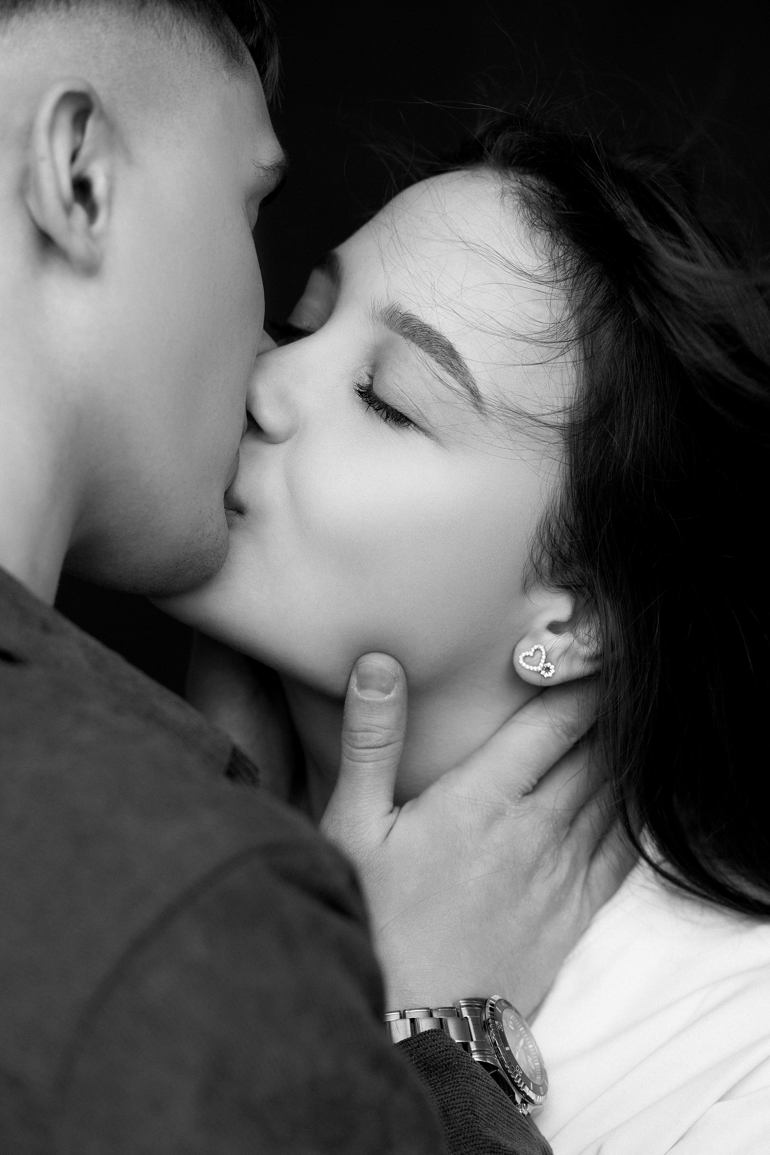 Девушка в подвесной люстре