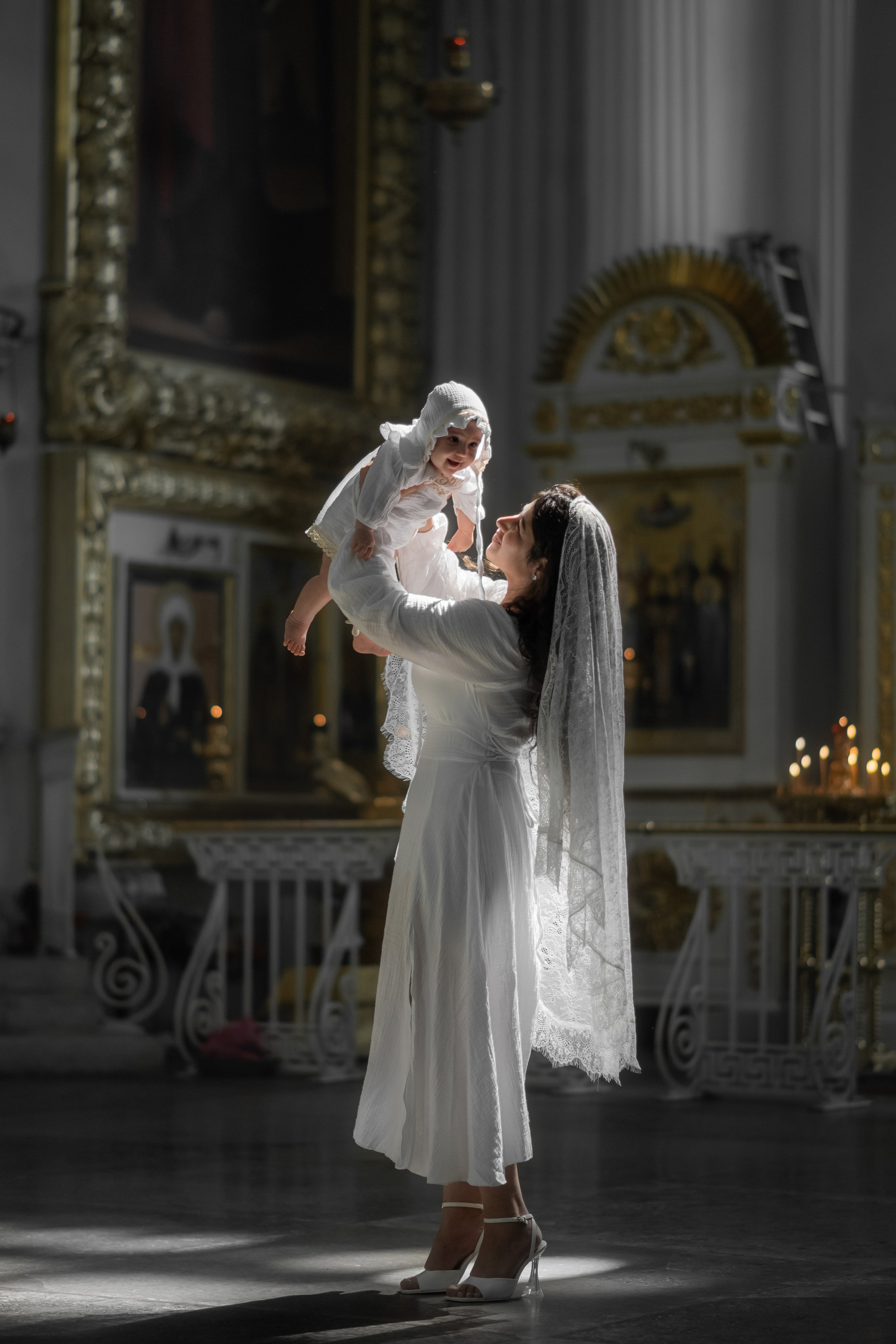 мама с малышкой в солнечных лучах