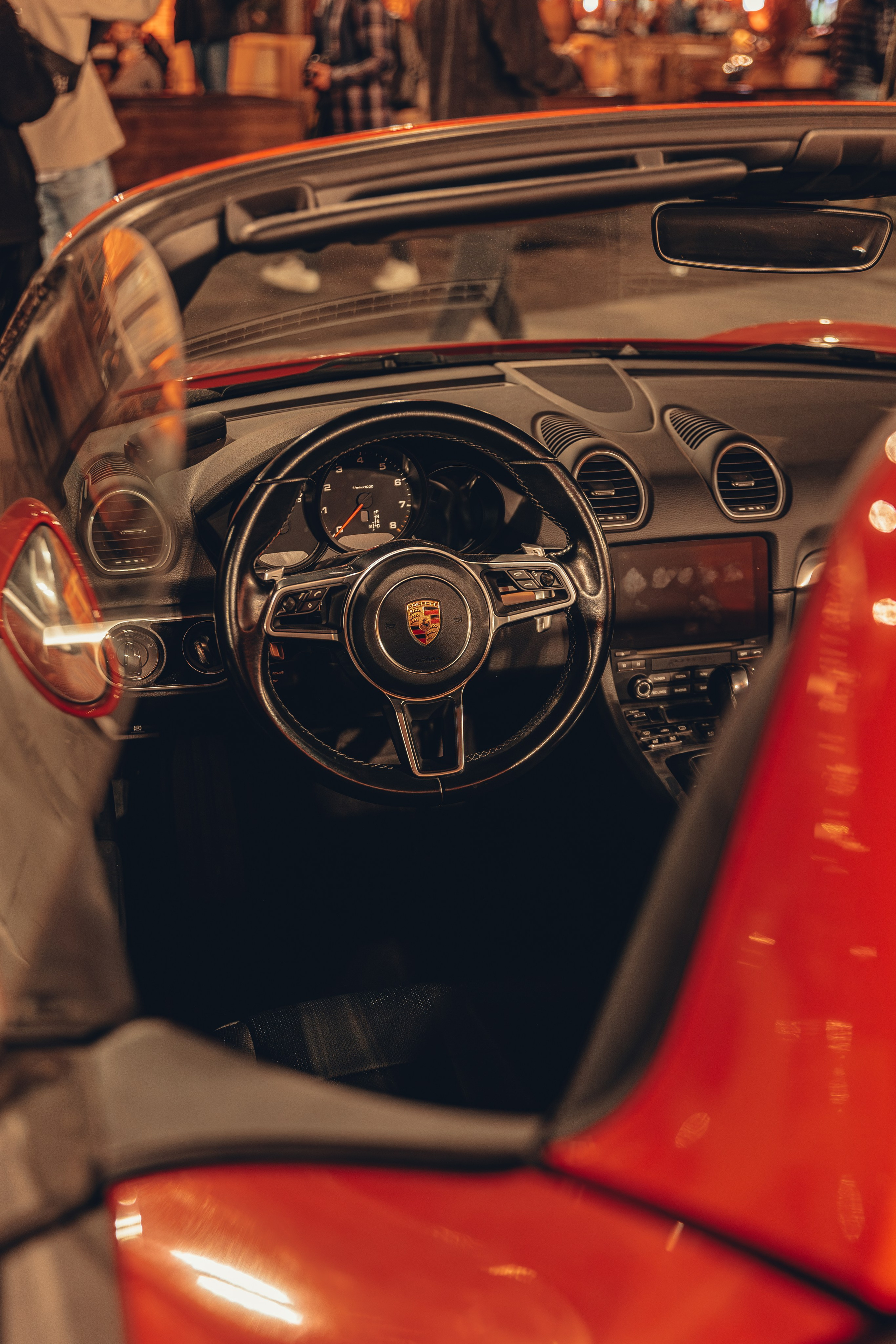 Салон кабриолет Порше 911 красного цвета
