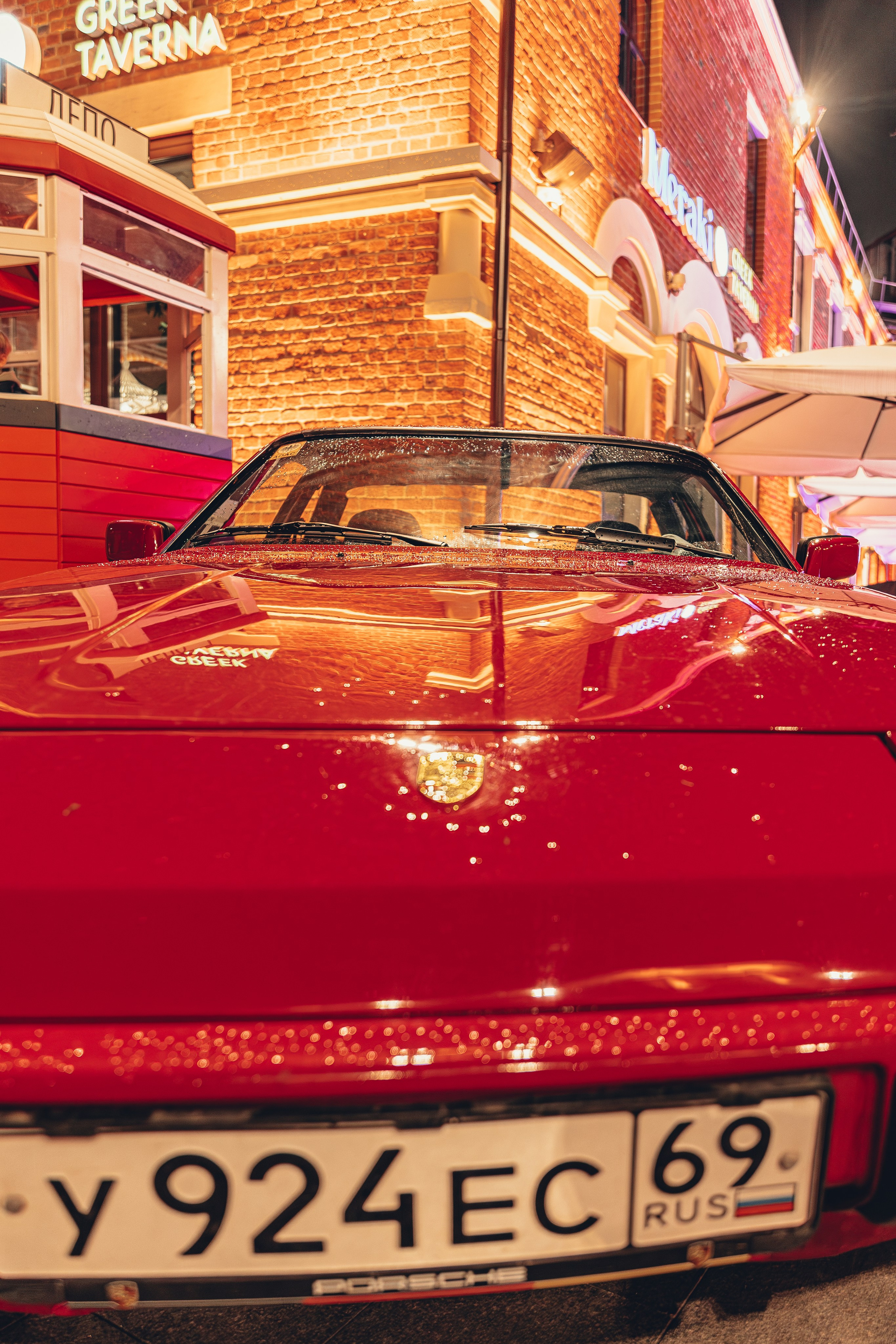 Порше 911 красного цвета