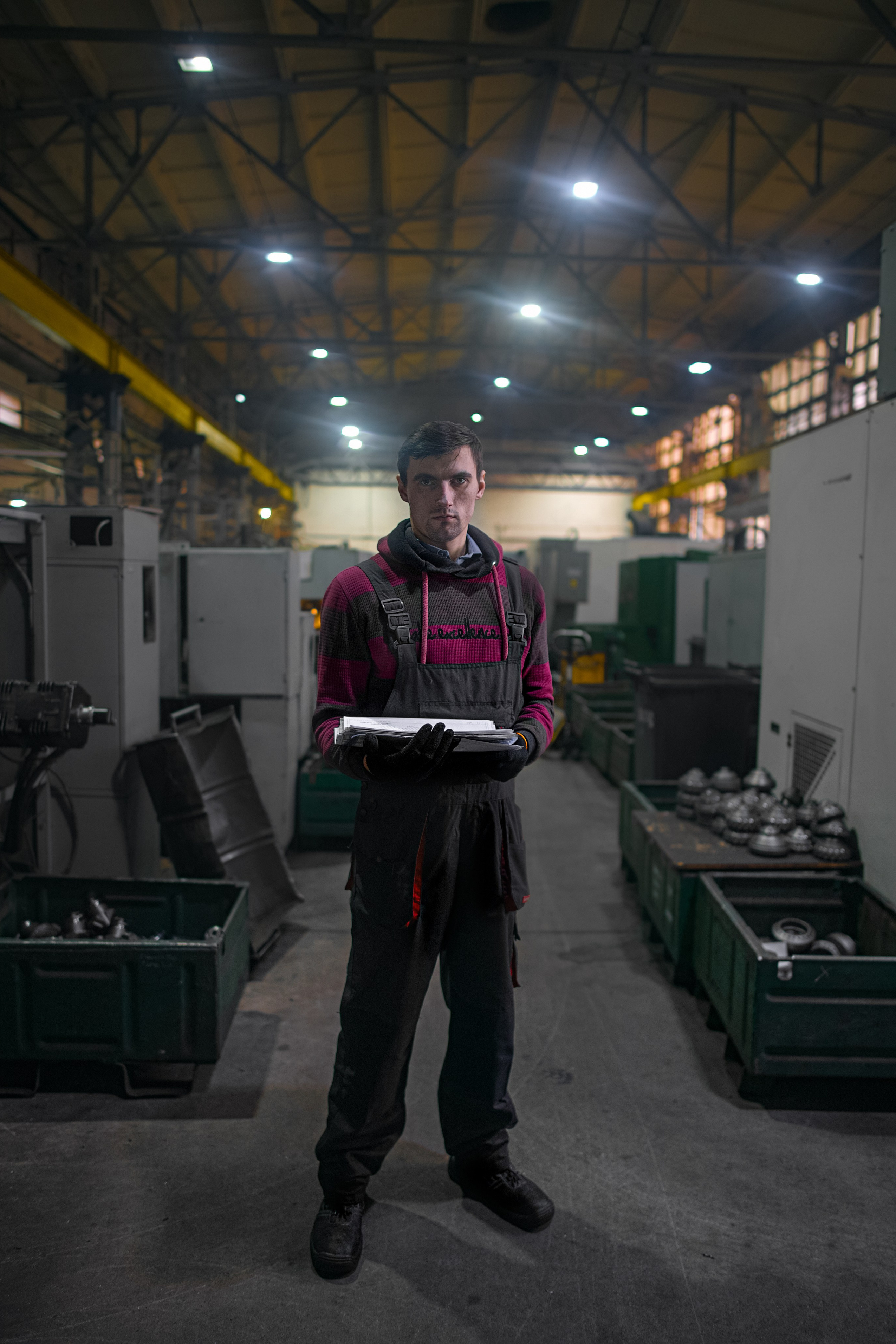 Специалист на промышленном предприятии, цех завода, индустриальная фотография