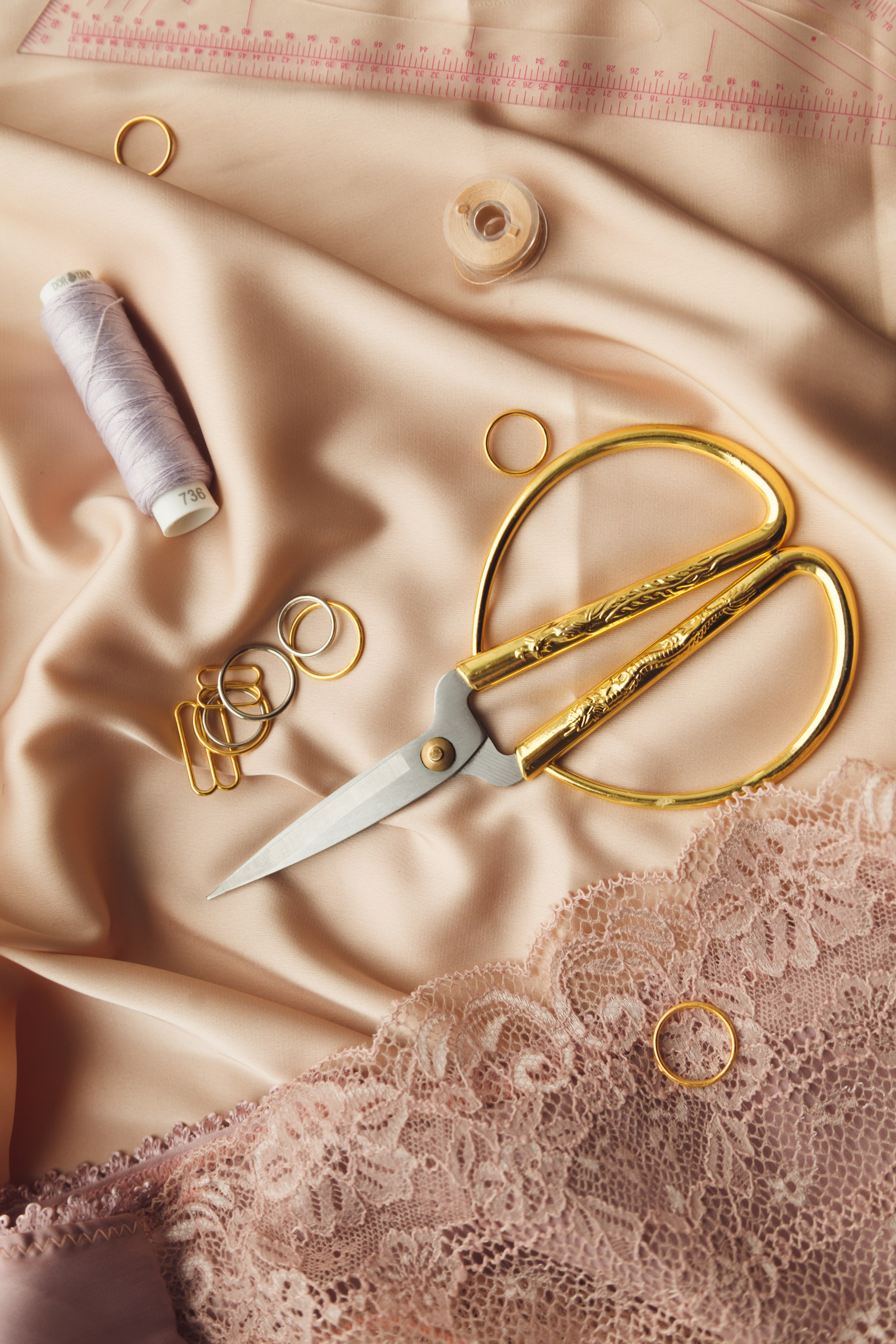 Контент фотограф для соцсетей для ателье, швеи, мастера поп пошиву женского белья в Барнауле. Визуал для соцсетей