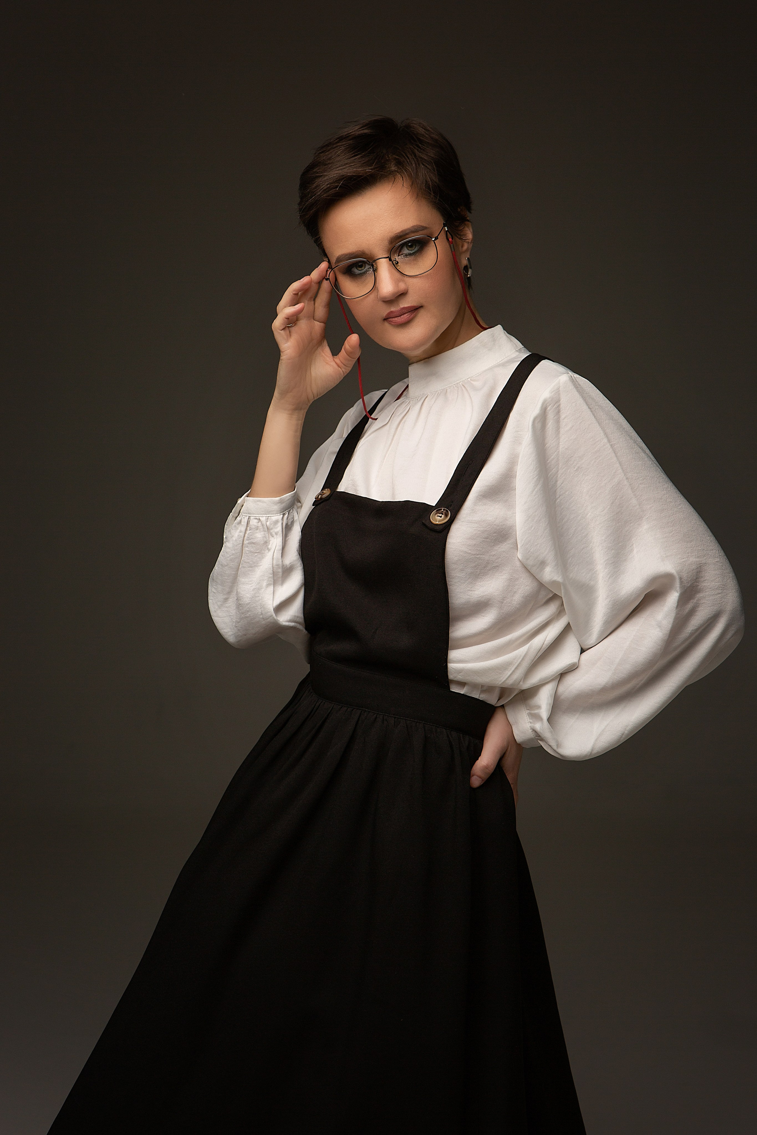 Профессиональная видеосъемка венчания и крещения в Москве: таинство в православном храме Красивая видеосъемка крещения ребенка в церкви Москвы: крупный план младенца и священника  Видеосъемка обряда венчания в храме: молодожены держат венцы над головами Услуги видеографа на крестины и венчание в Москве: эмоциональный кадр церемонии