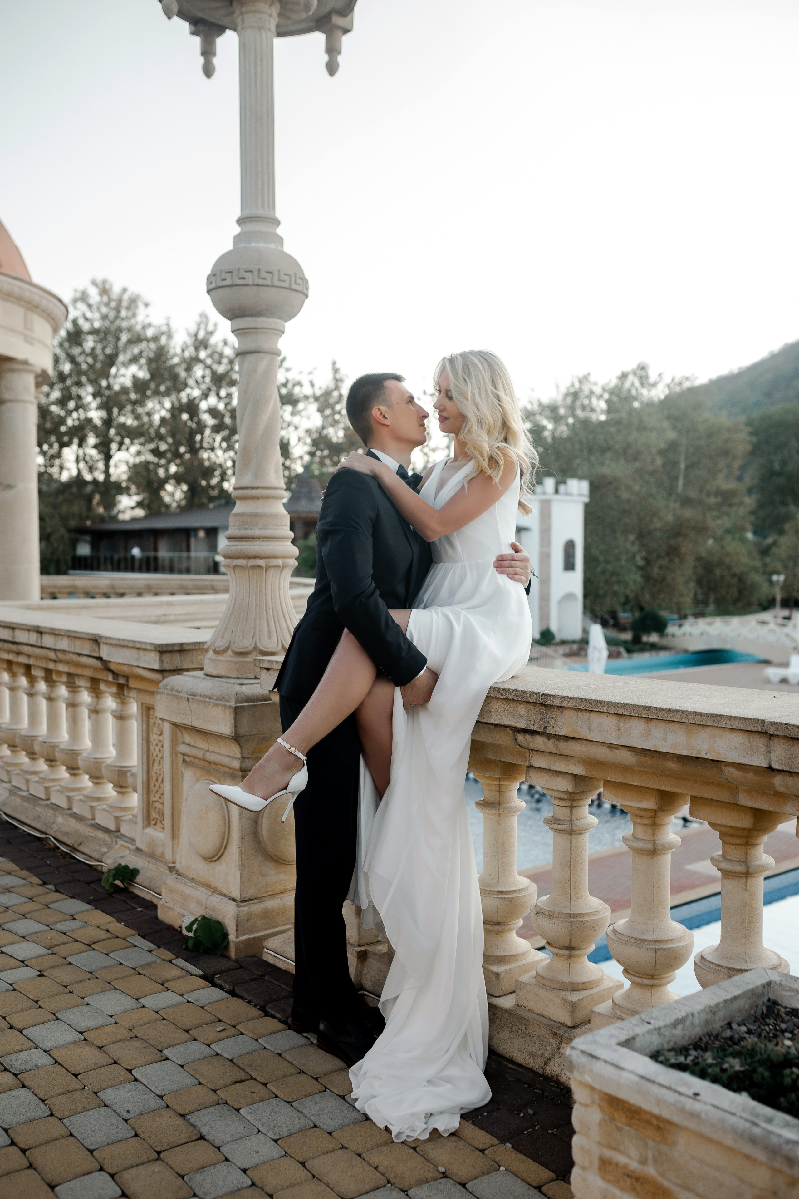 невеста обнимает жениха в Абрау