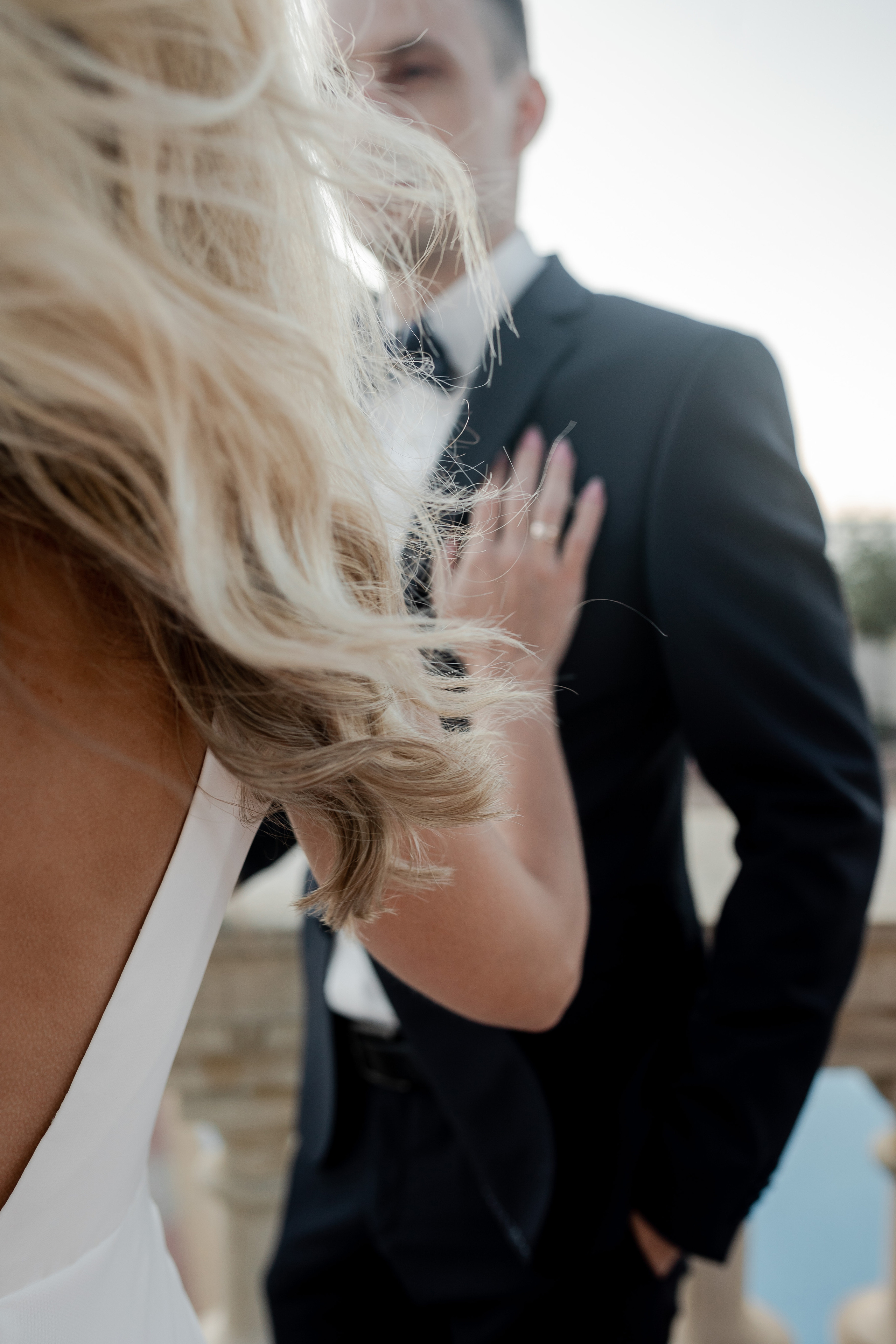 жених крутит невесту в белом платье и с букетом