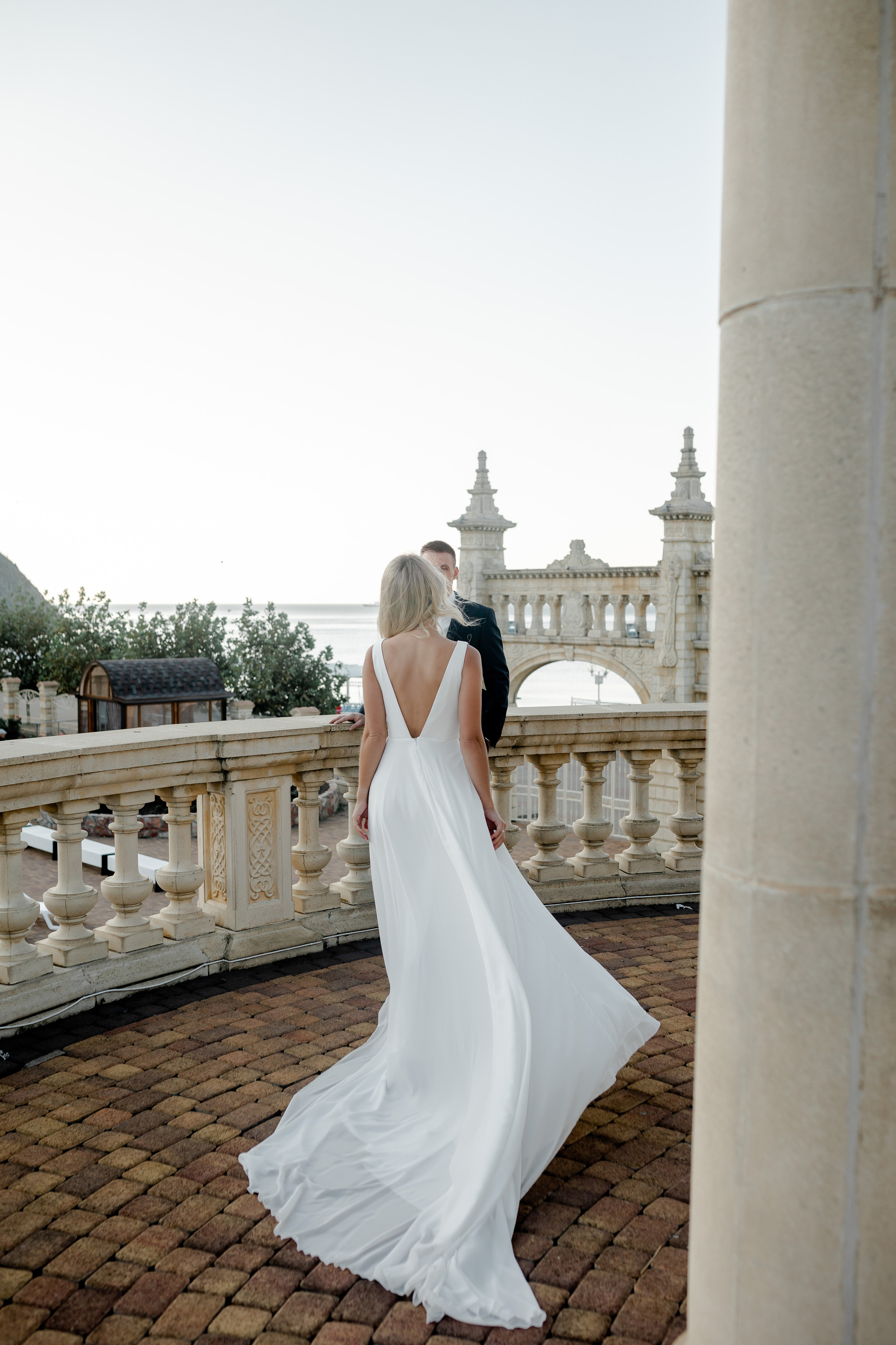 портрет девушки с букетом роз