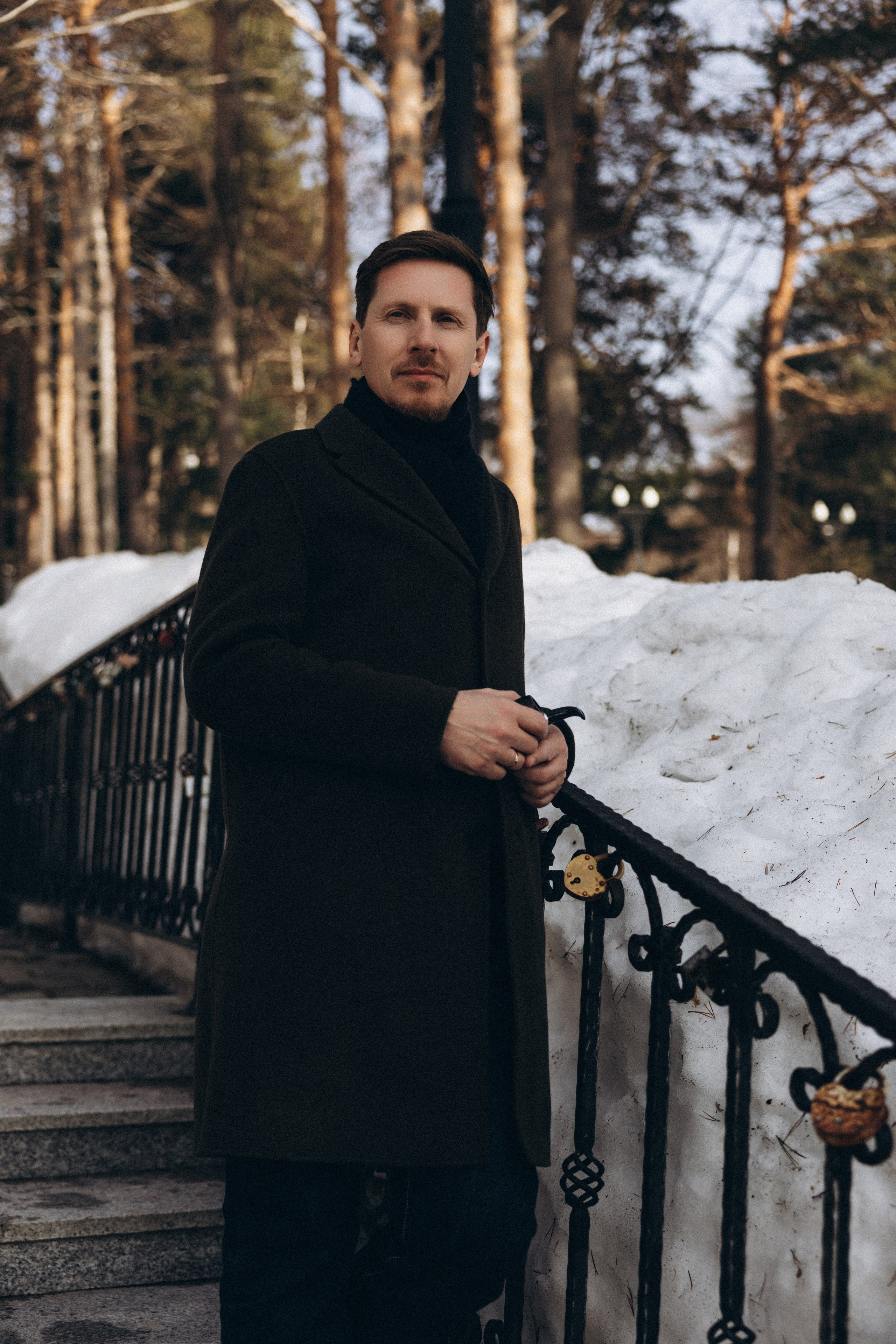 Мужской портрет, прогулка по лестнице в парке