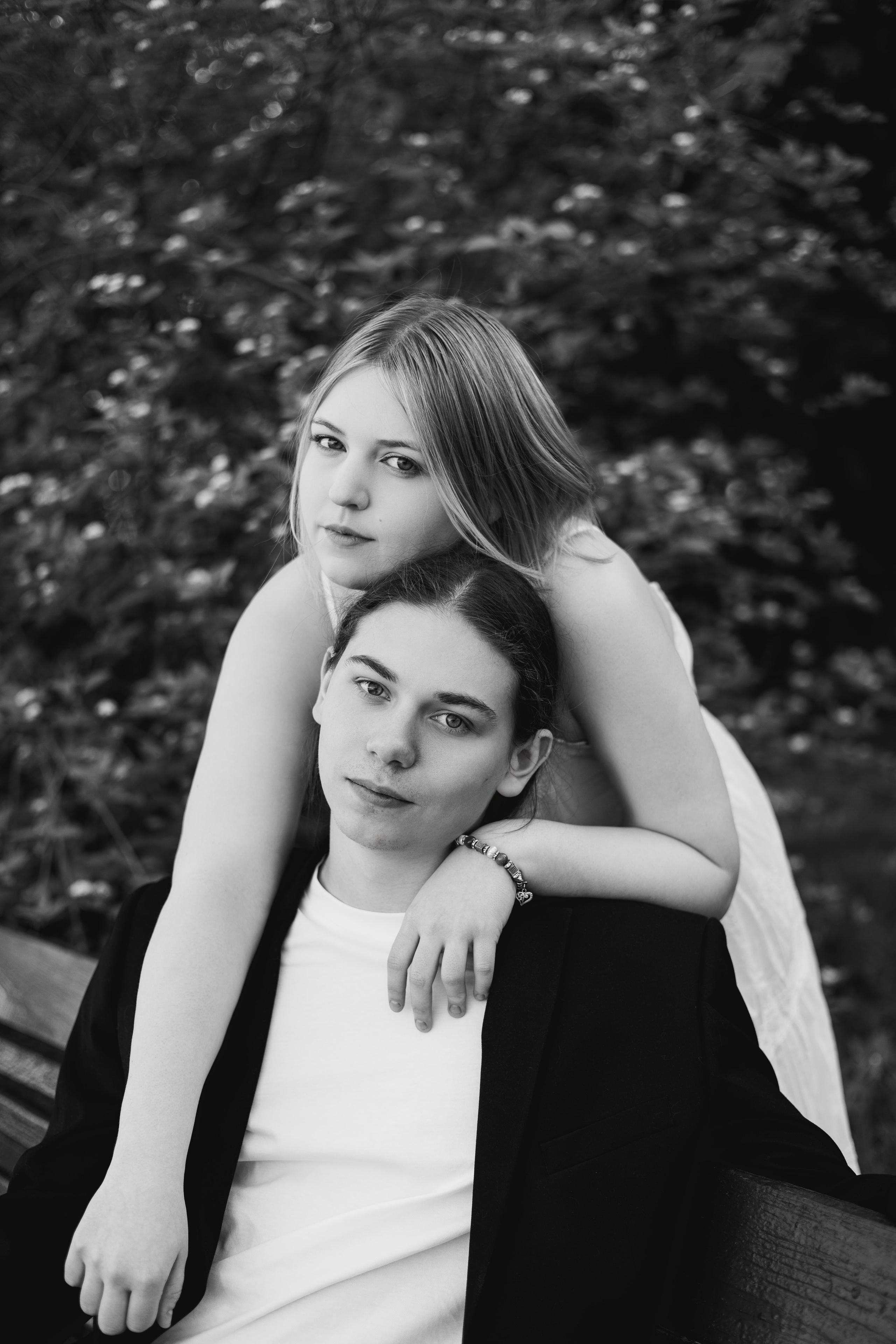 Love story, пара гуляет по парку 