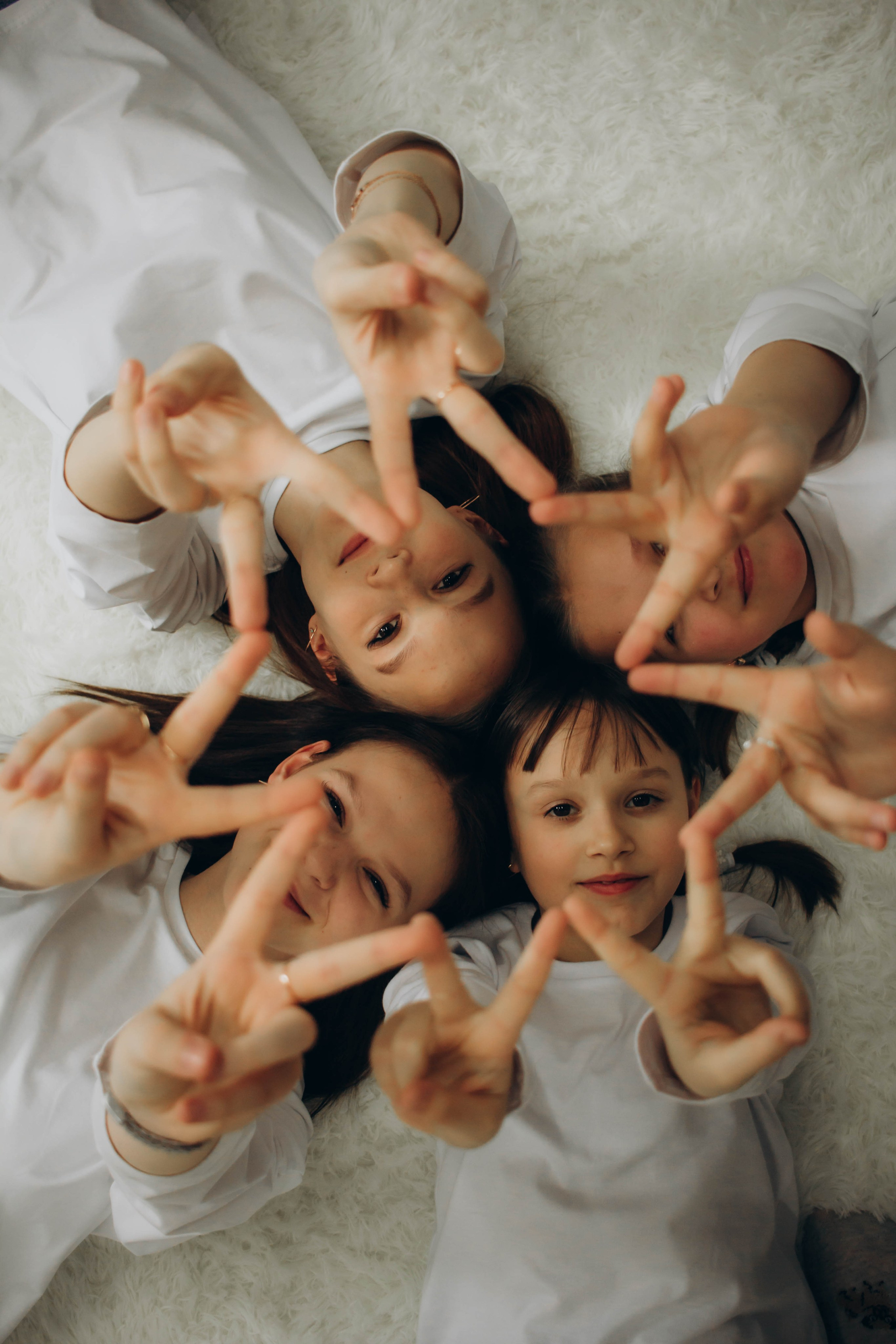 Фотосъемка мама и дочка в студии город Туринск : фотография на белом фоне.