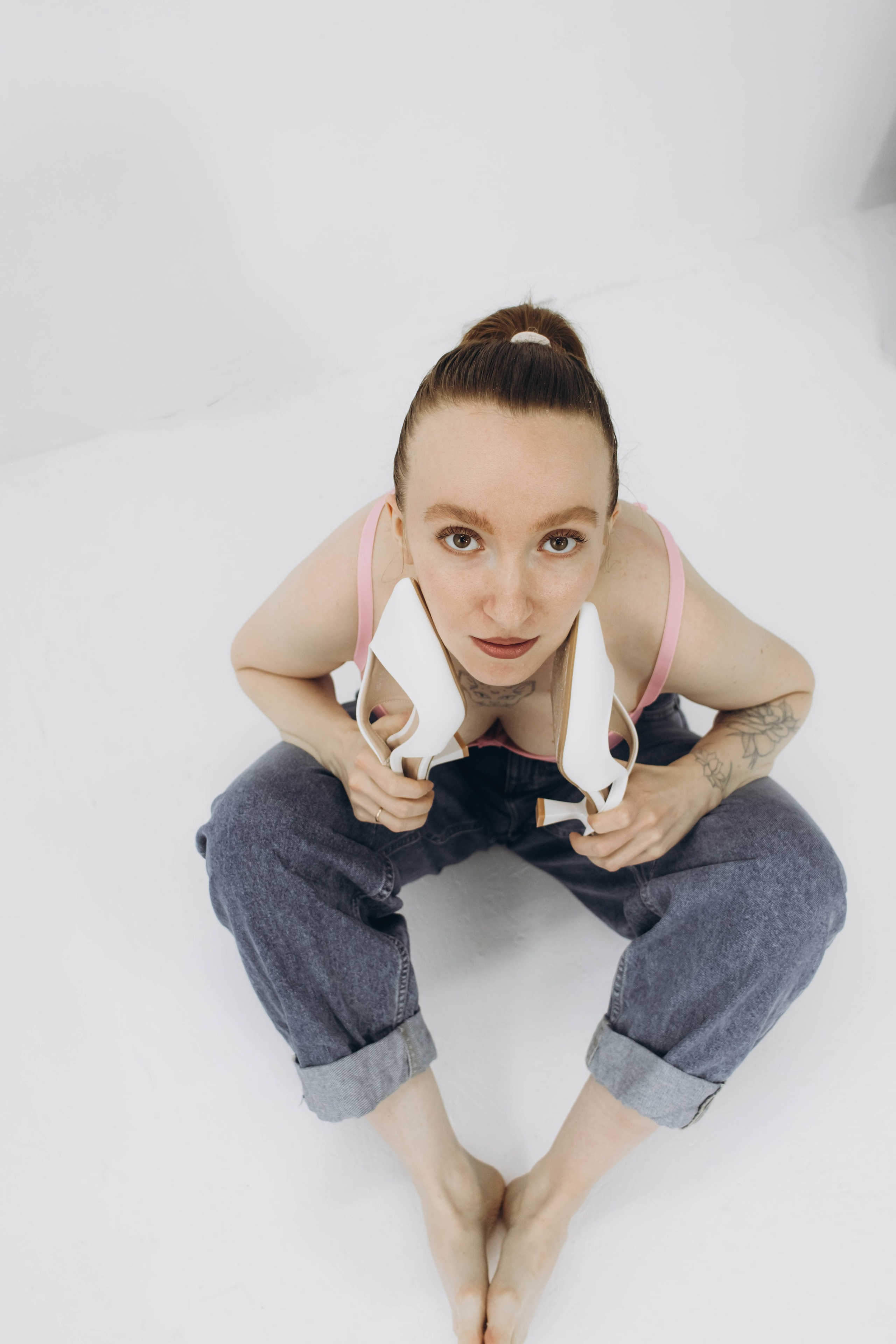 Фотосъемка в стиле "Один Дома" : девушка улыбается.