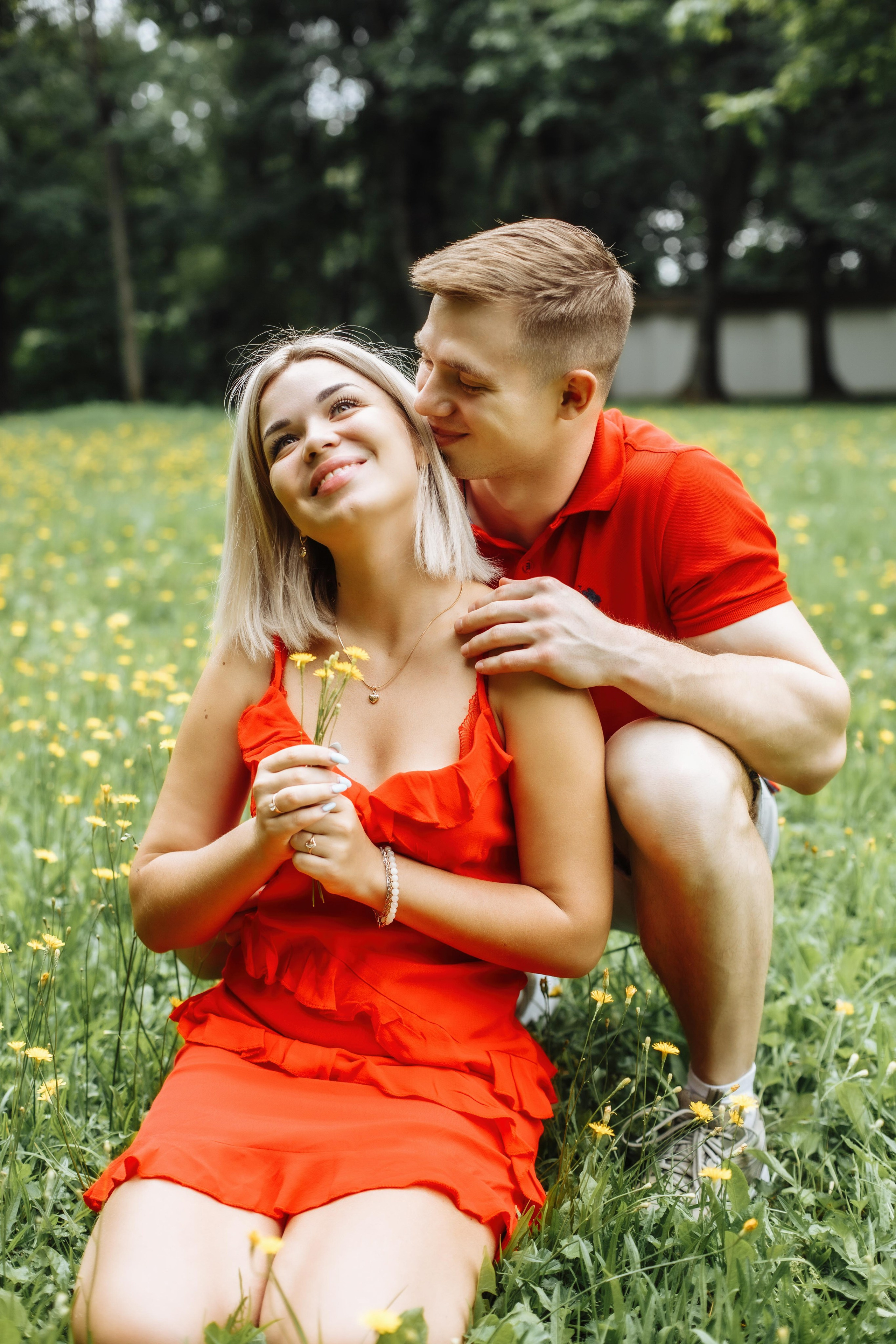 Love Story в Коломенском | Счастливая пара в ярких нарядах обнимается на закате у реки