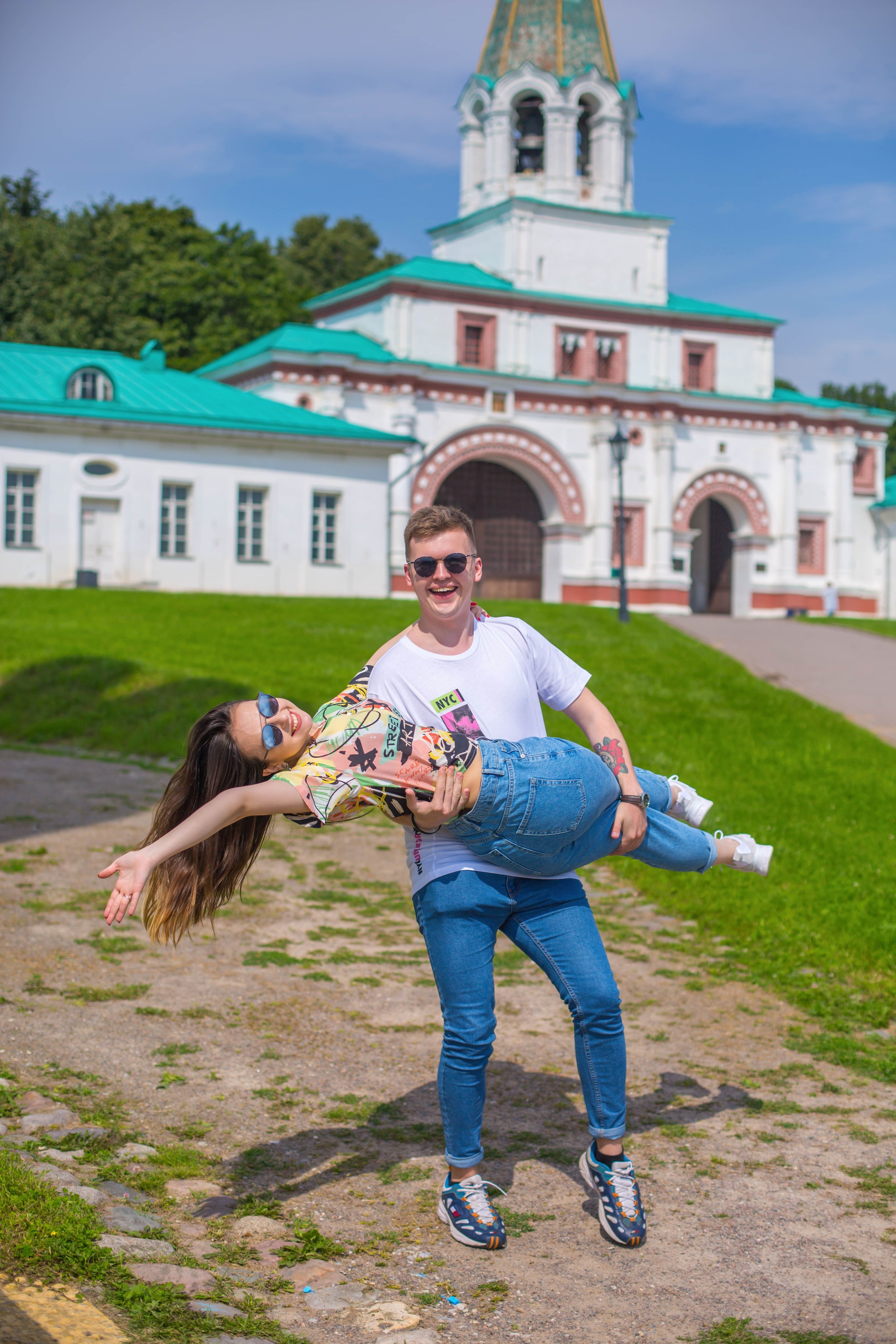 Жених несет невесту на руках. Счастливая Love Story на природе в парке Коломенское