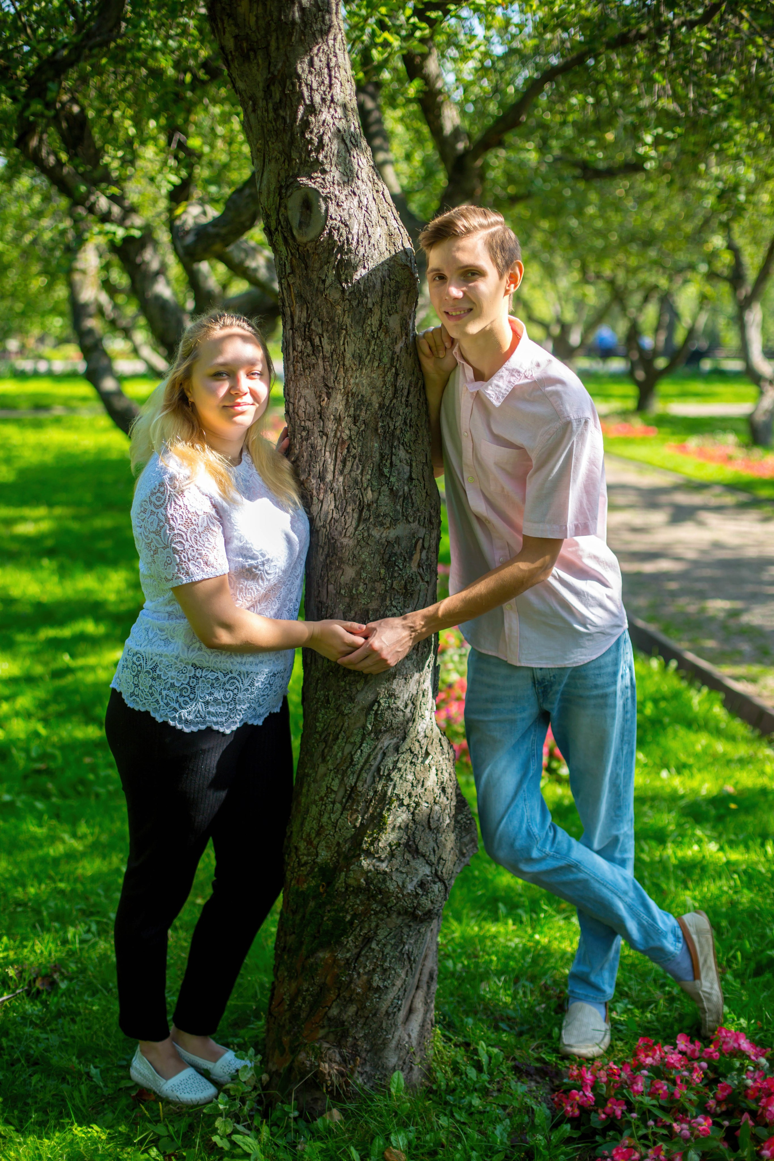 Свадебный фотограф, парк Коломенское | Нежные объятия пары среди цветущих яблонь