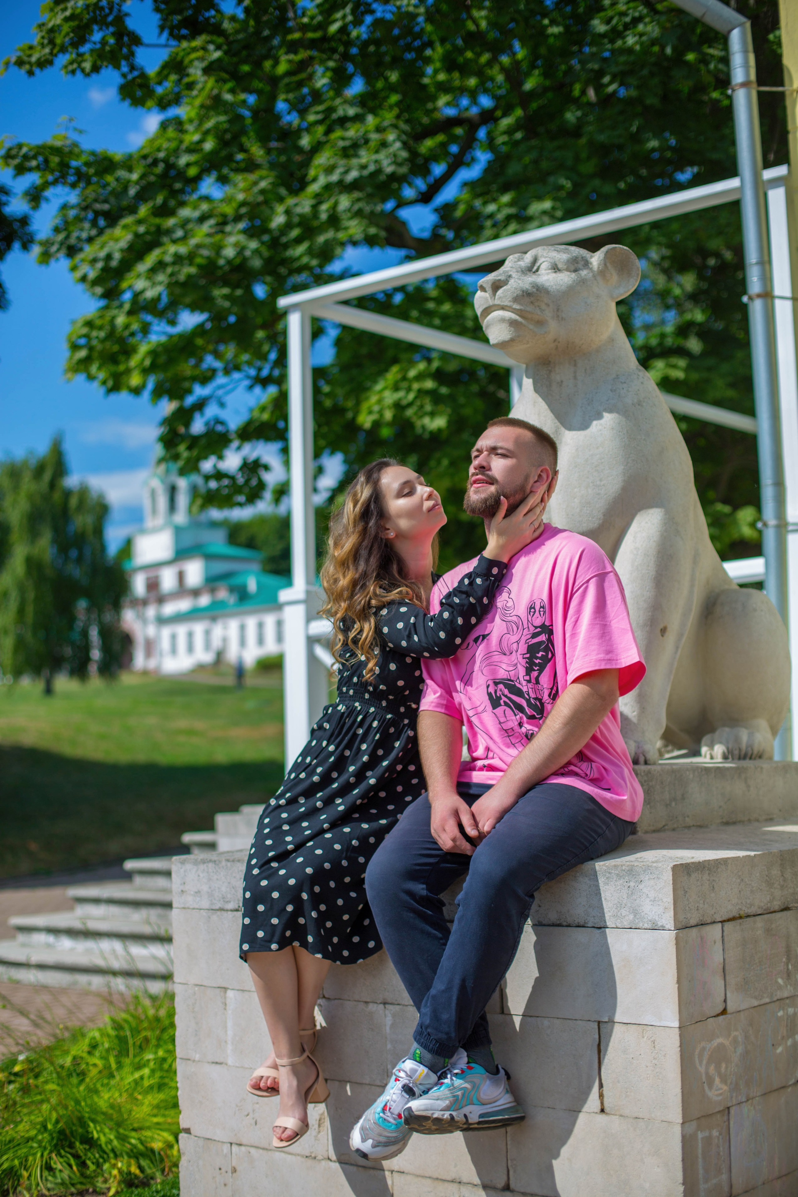 Эмоциональная до свадебная съемка пары у львов в парке Коломенское