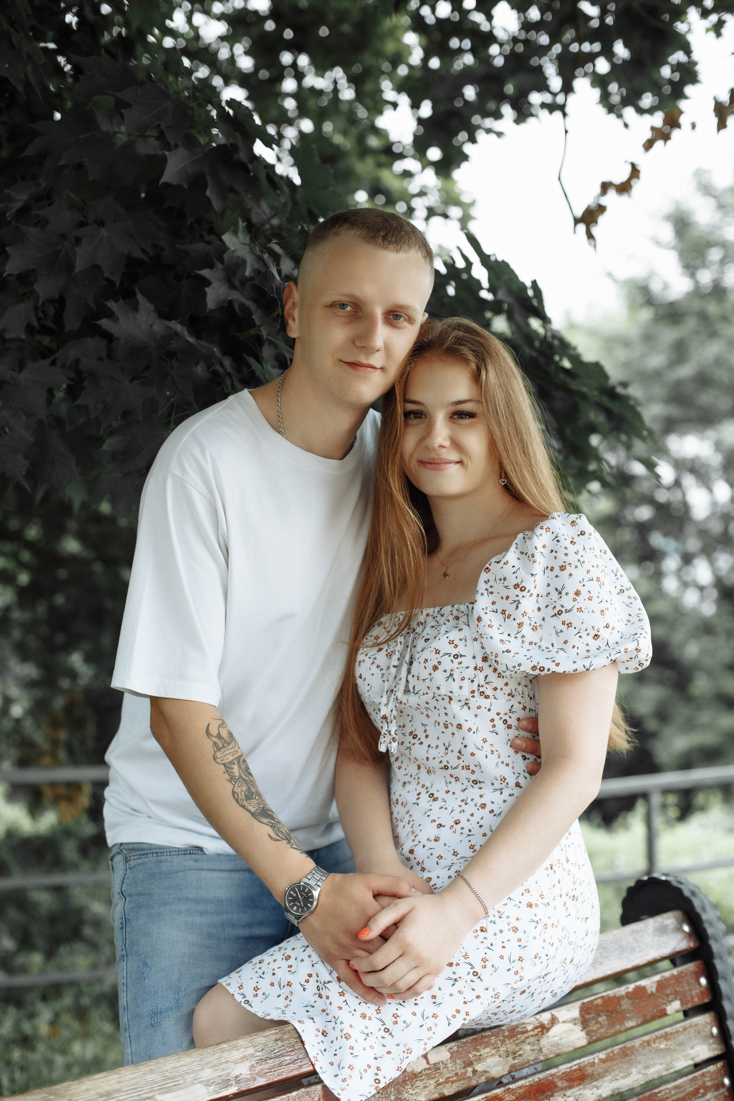 Портрет влюбленных на фоне природы Москвы. Фотосет в Коломенском перед свадьбой