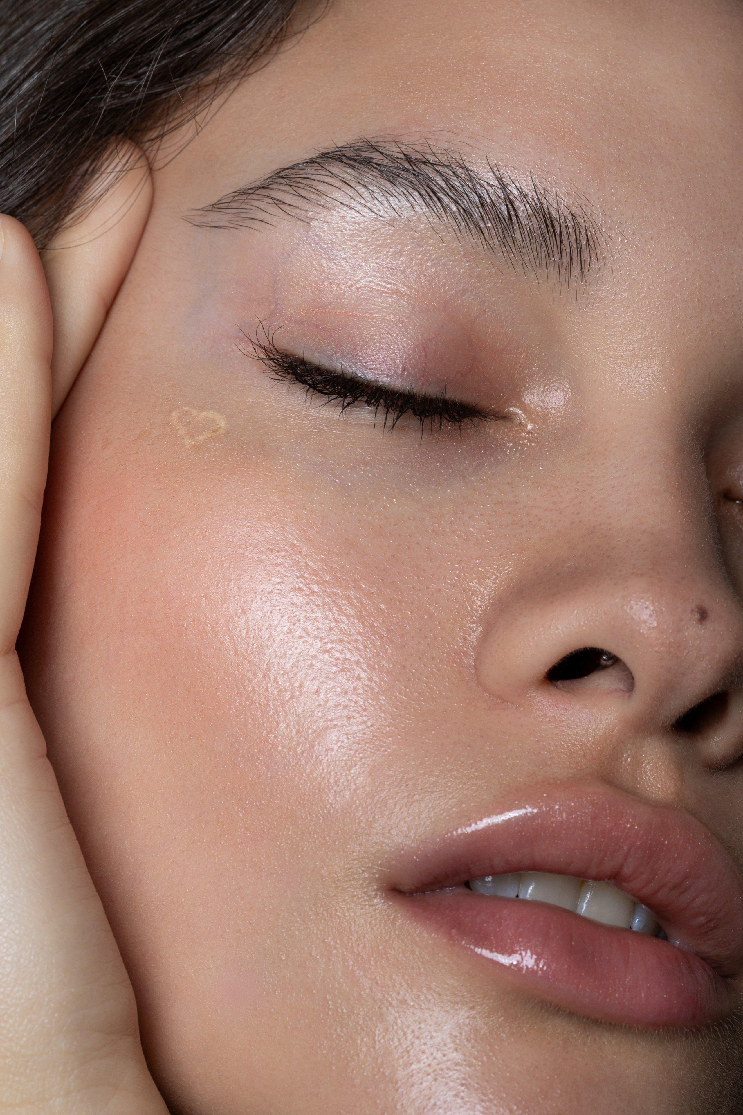 Крупный план женского лица с естественным макияжем и сиянием кожи