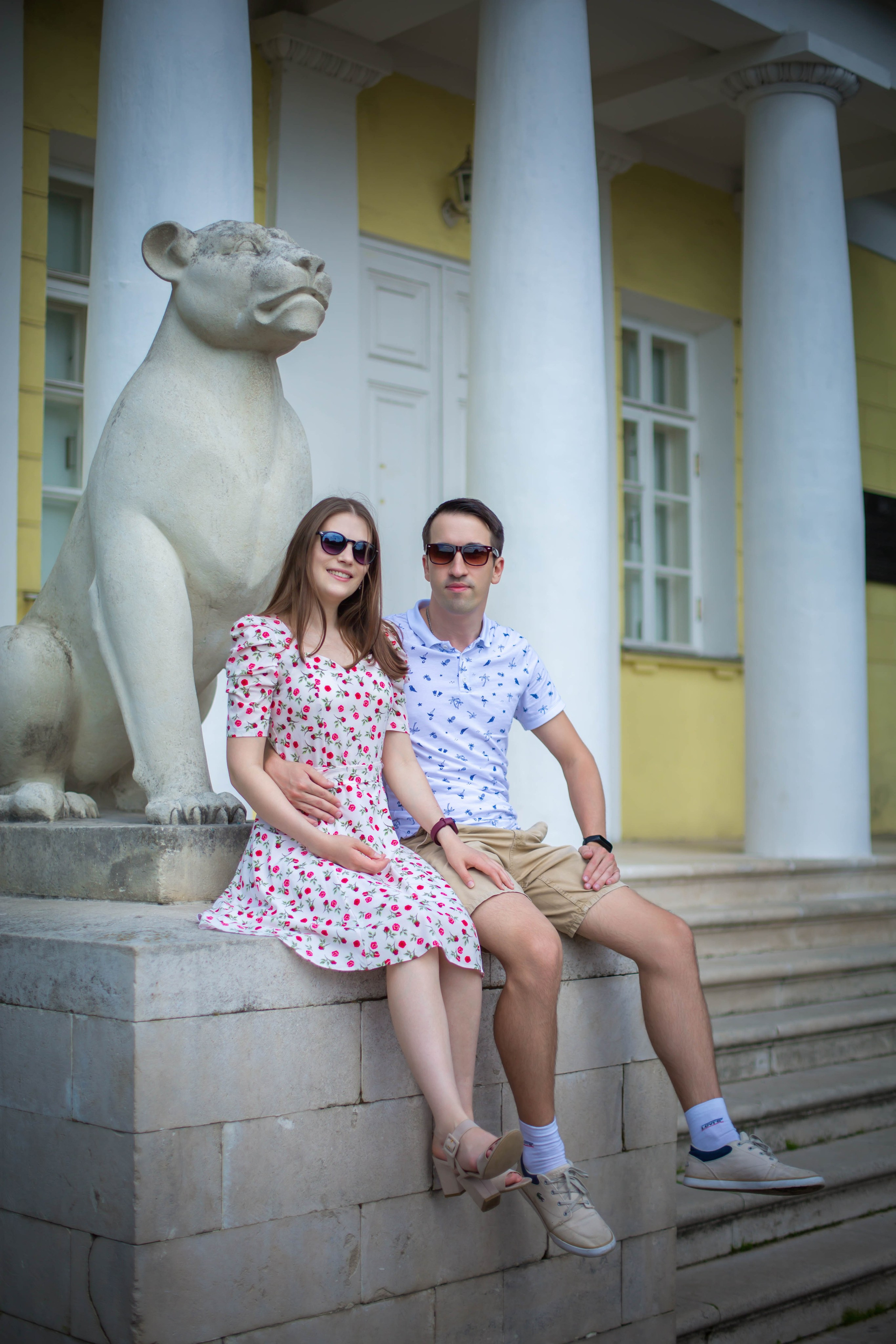 Влюбленные смотрят друг на друга в следующем кадре. Портрет для Love Story на природе