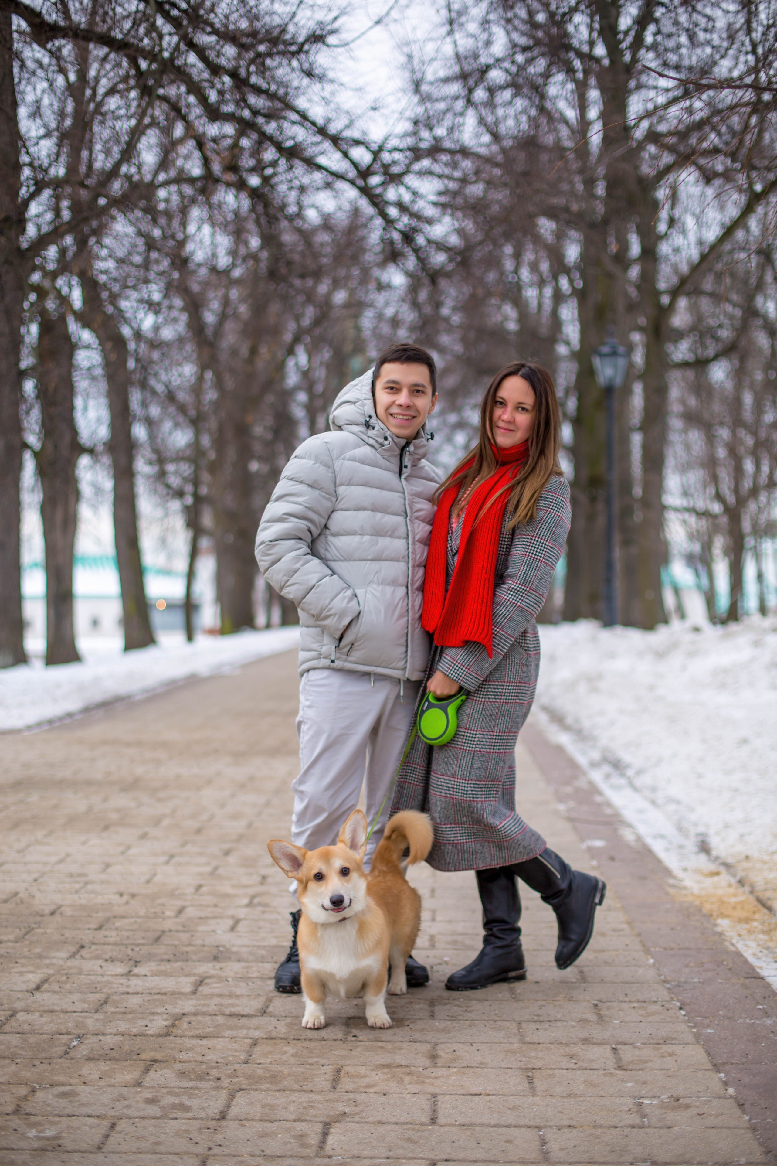 Тёплые тона на фотосессии зимой в парке Коломенское с собакой.