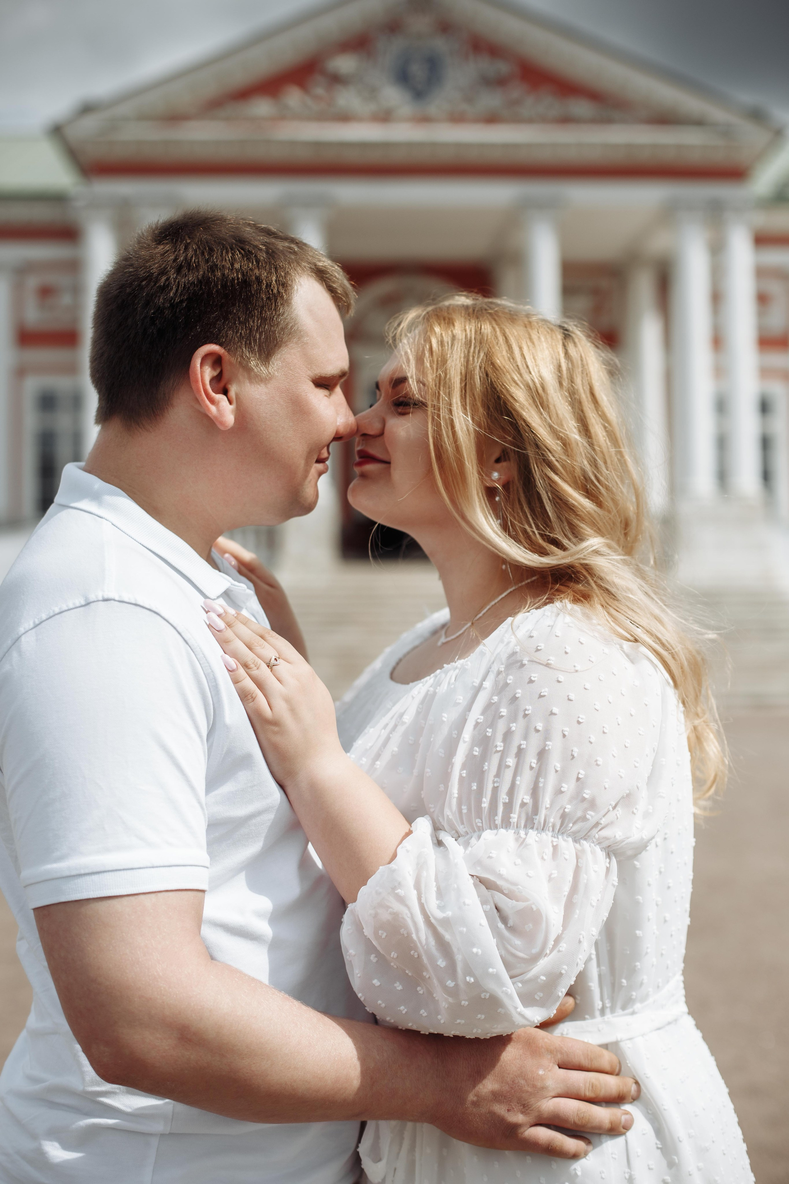 До свадебная фотосессия в усадьбе Кусково | Пара у старинной скульптуры во французском парке.