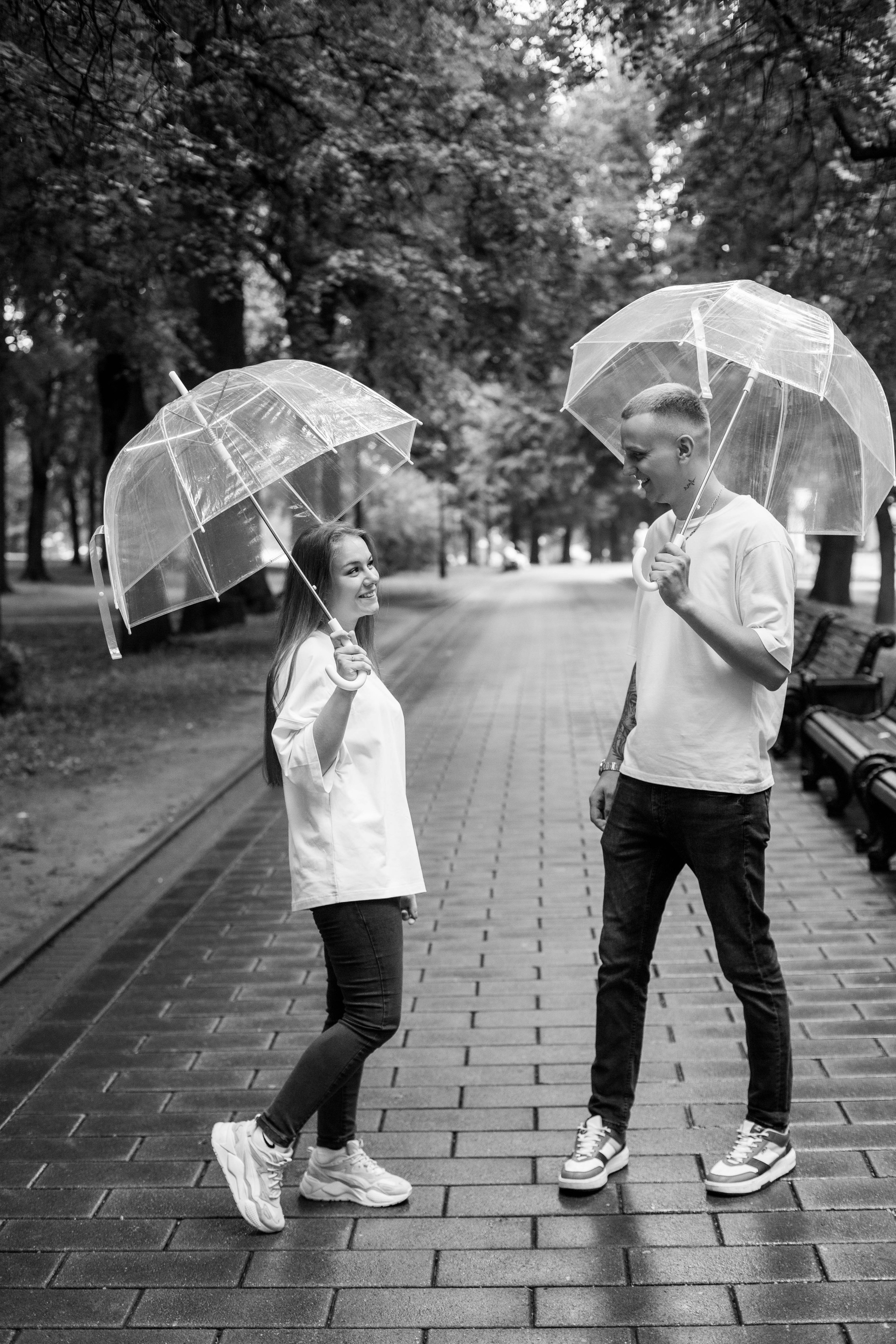 Фотосессия перед свадьбой с зонтиками в дождливую погоду в парке