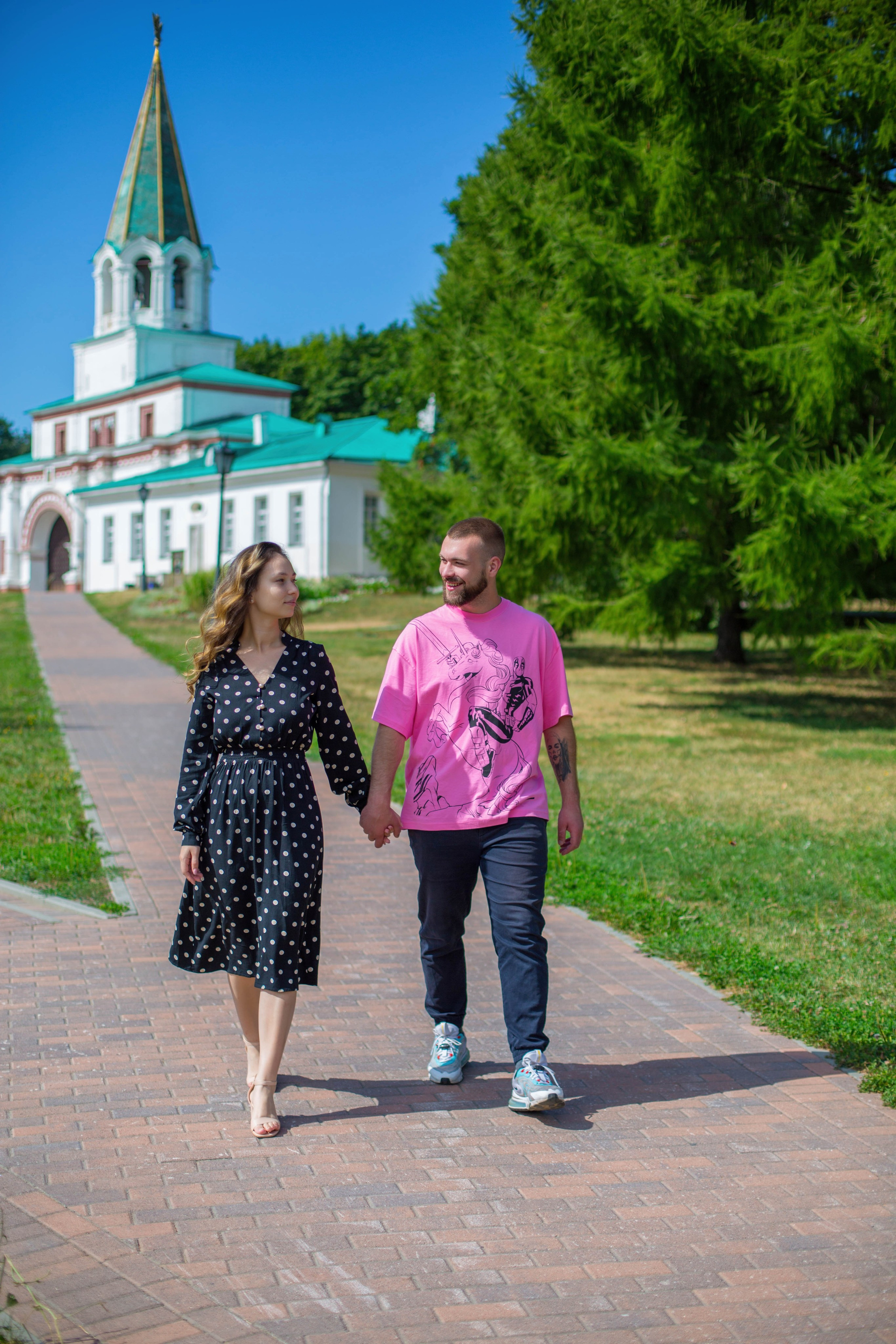 Проходка и силуэт влюбленных. До свадебная съемка в парке