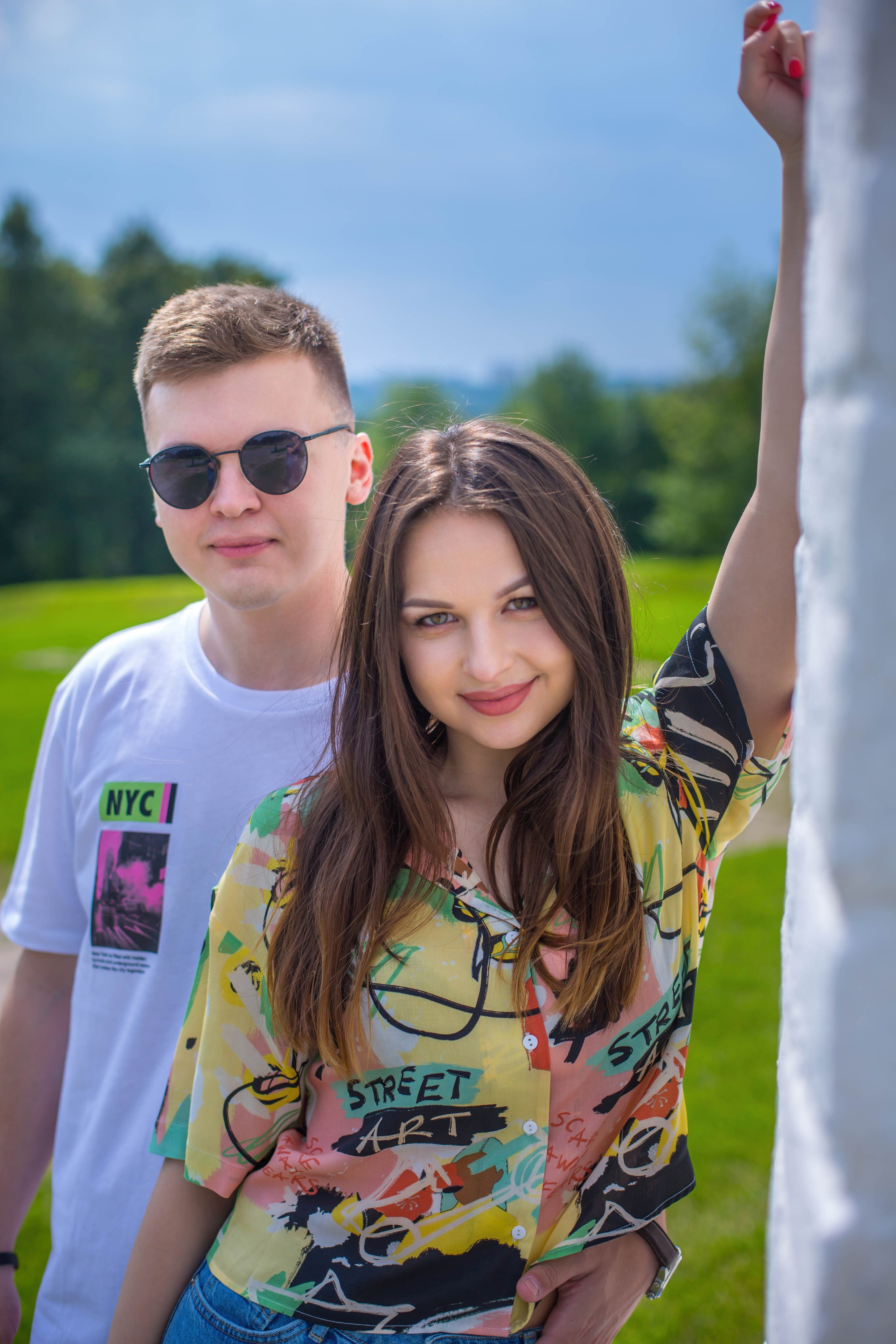 Счастливые лица жениха и невесты. Love Story на природе в усадьбе Коломенское.