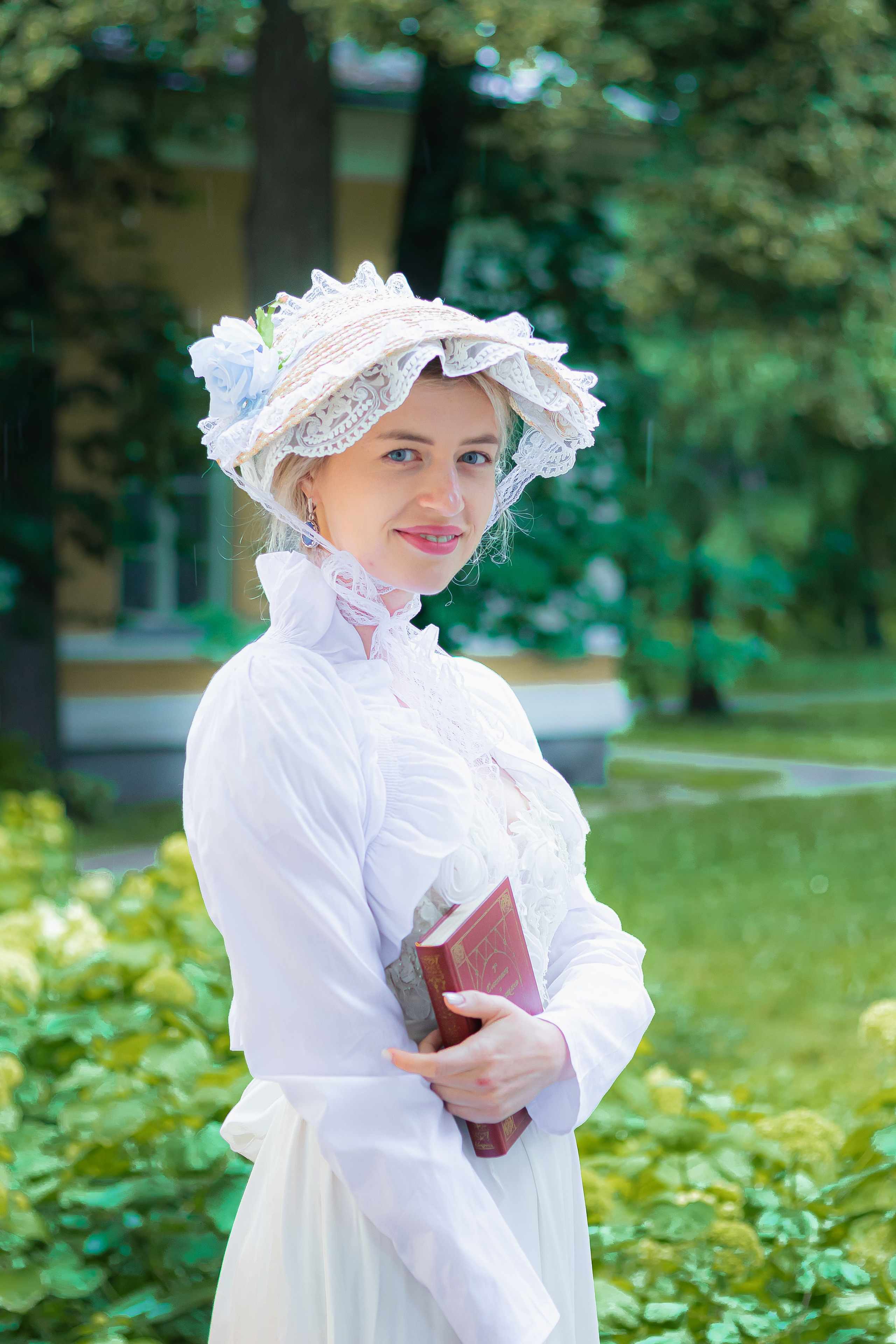 Светлый женский портрет в усадьбе, воздушный образ, фотограф Карасёва Елена