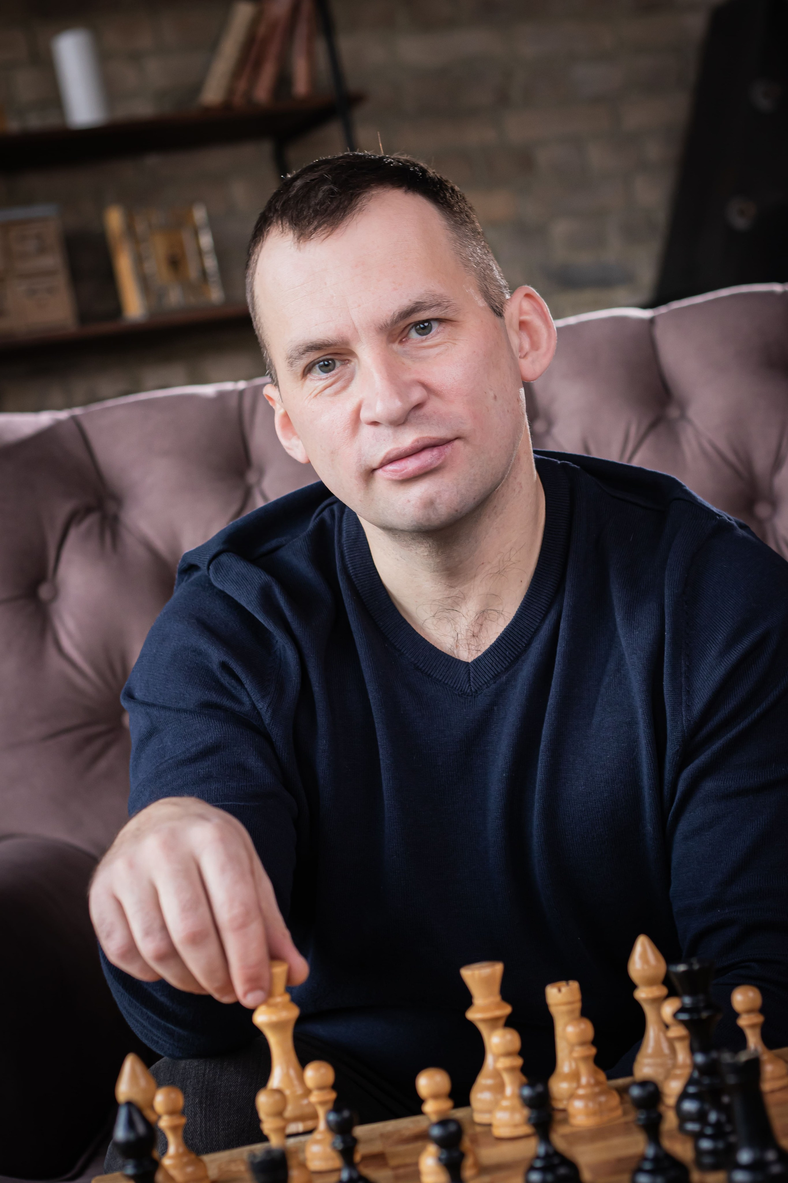 мужской портрет с шахматами в интерьере, фотограф Карасёва Елена