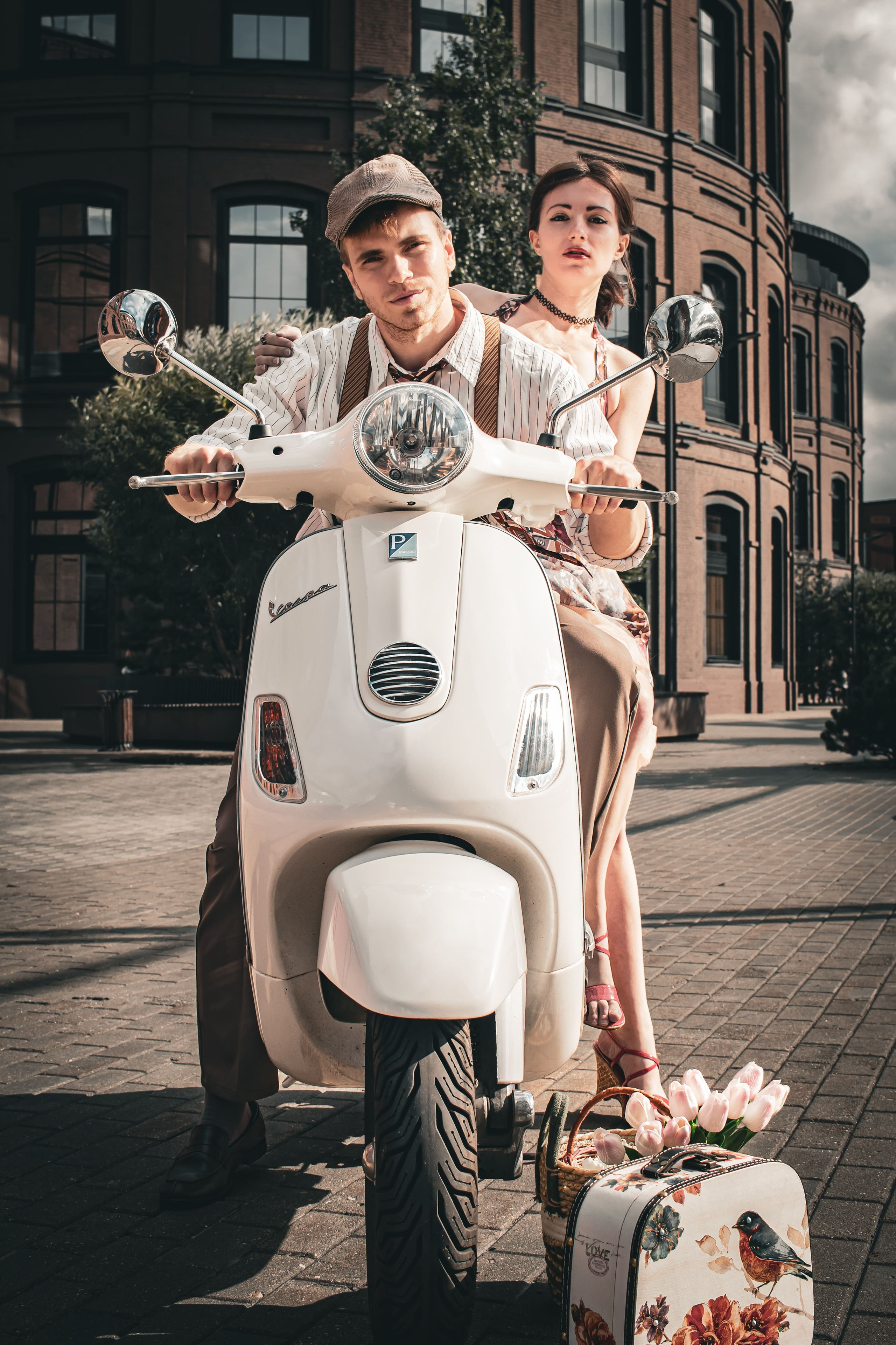 прогулка влюблённой пары по городу, уличная фотосессия Love Story, фотограф Карасёва Елена