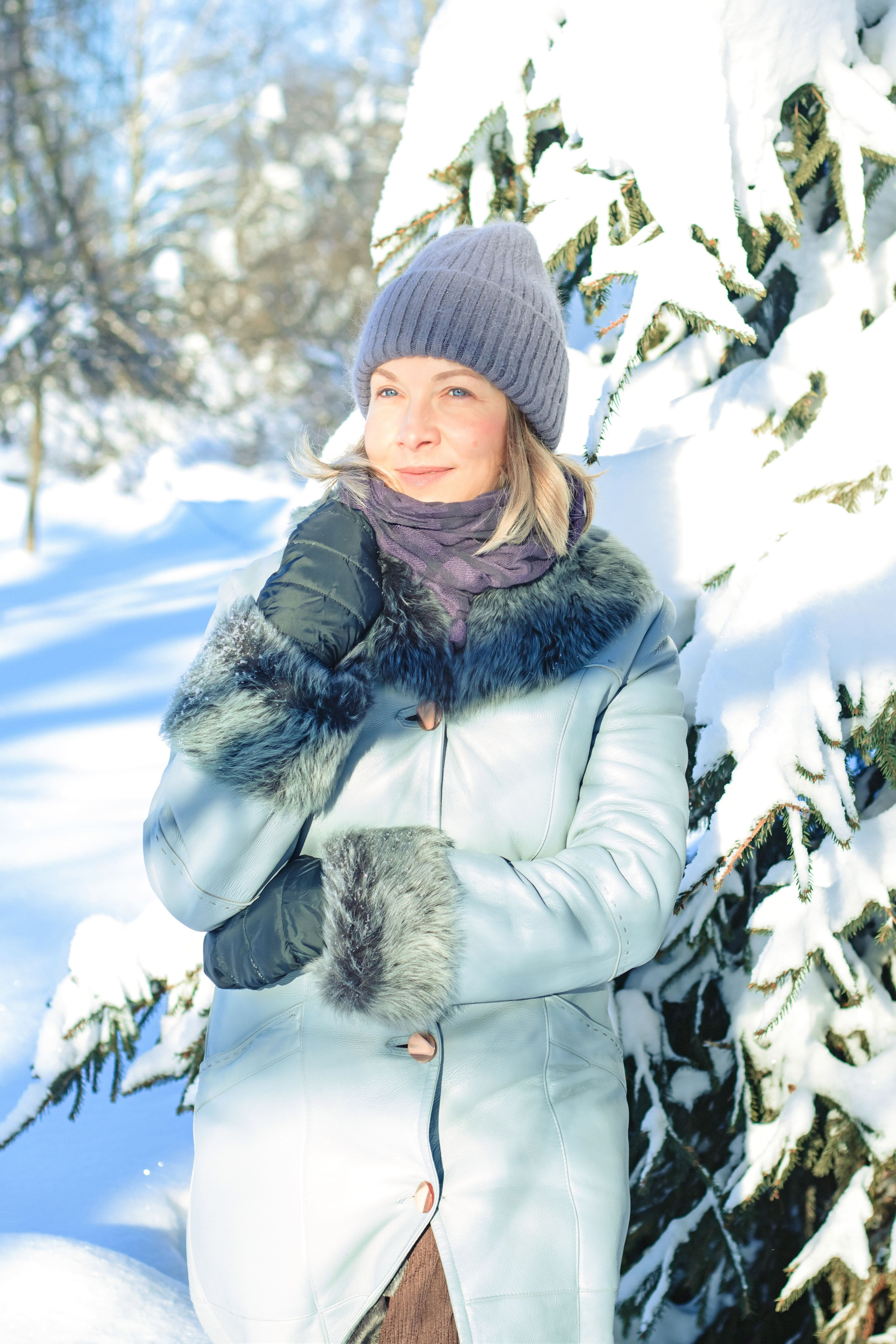 Женский портрет в голубом зимнем образе в заснеженном лесу, фотограф Карасёва Елена