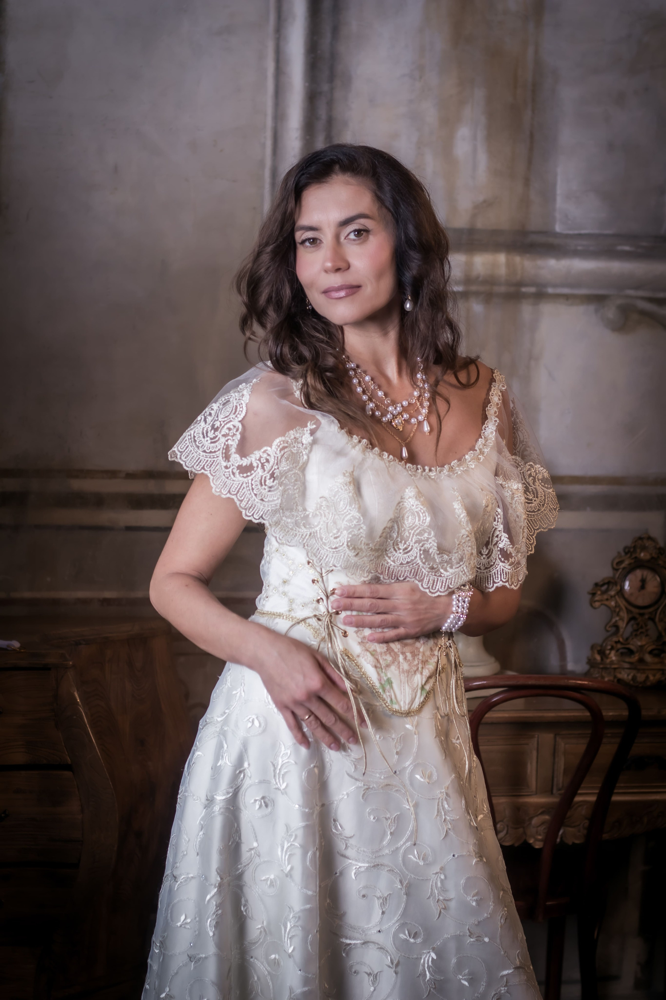 Женщина в платье XIX века, художественный портрет в винтажном интерьере, фотограф Карасёва Елена